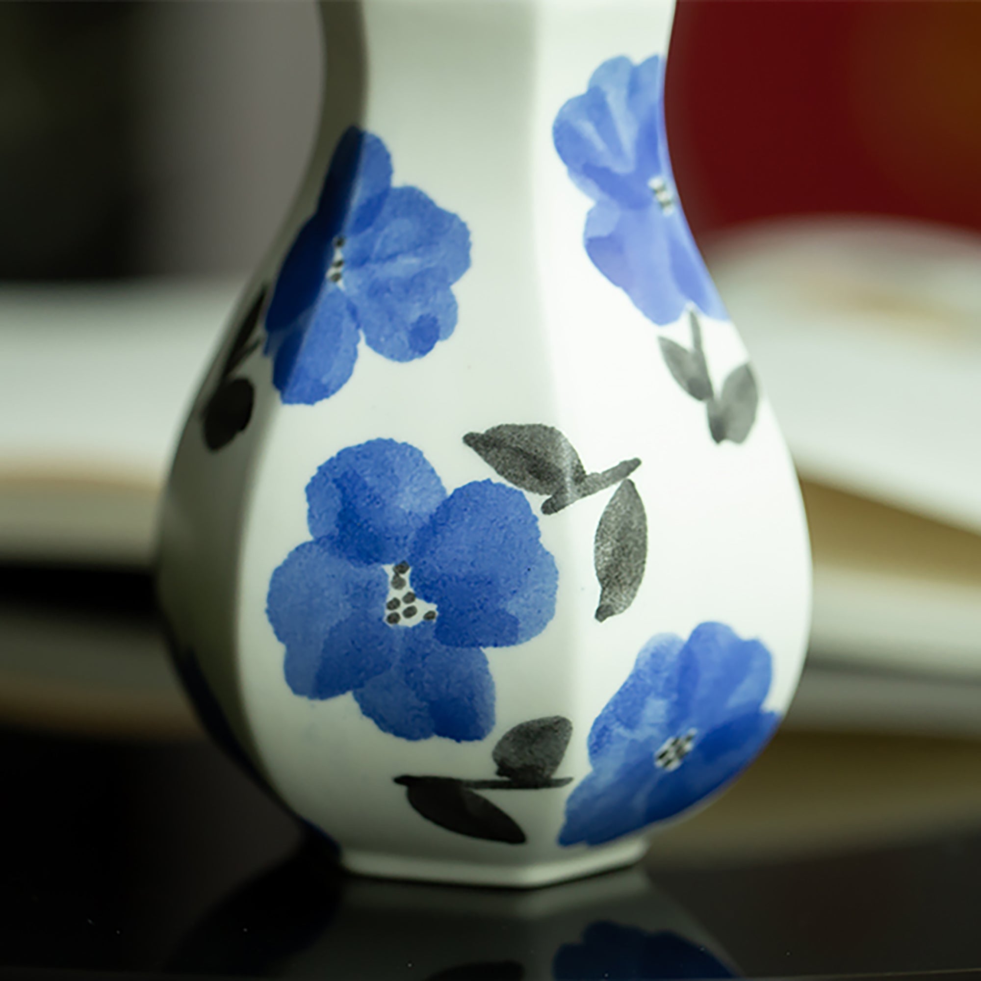 Vase en porcelaine avec décor floral peint à la main