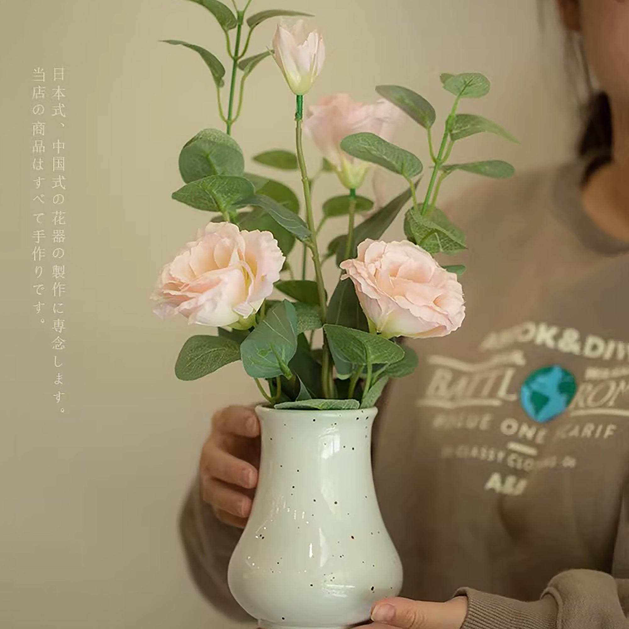 Vase en céramique artisanale style wabi-sabi
