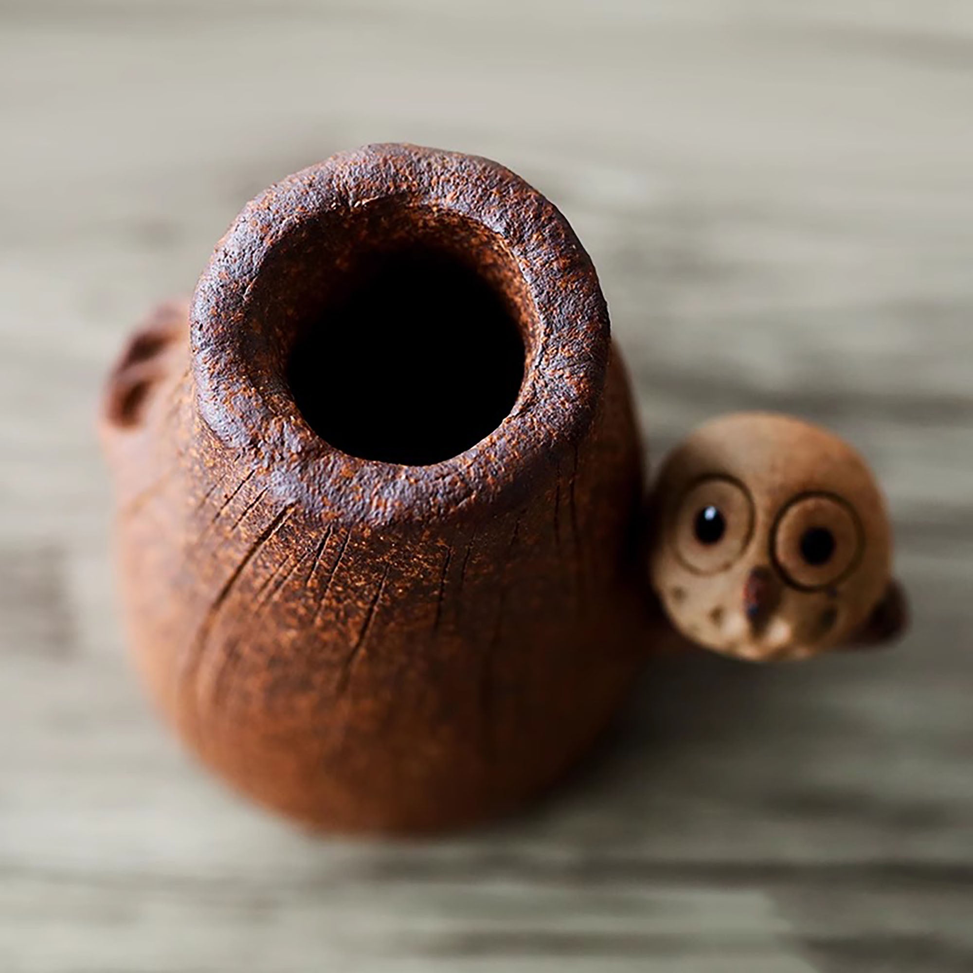 Vase en céramique artisanale Shigaraki-yaki avec design hibou sur tronc d’arbre