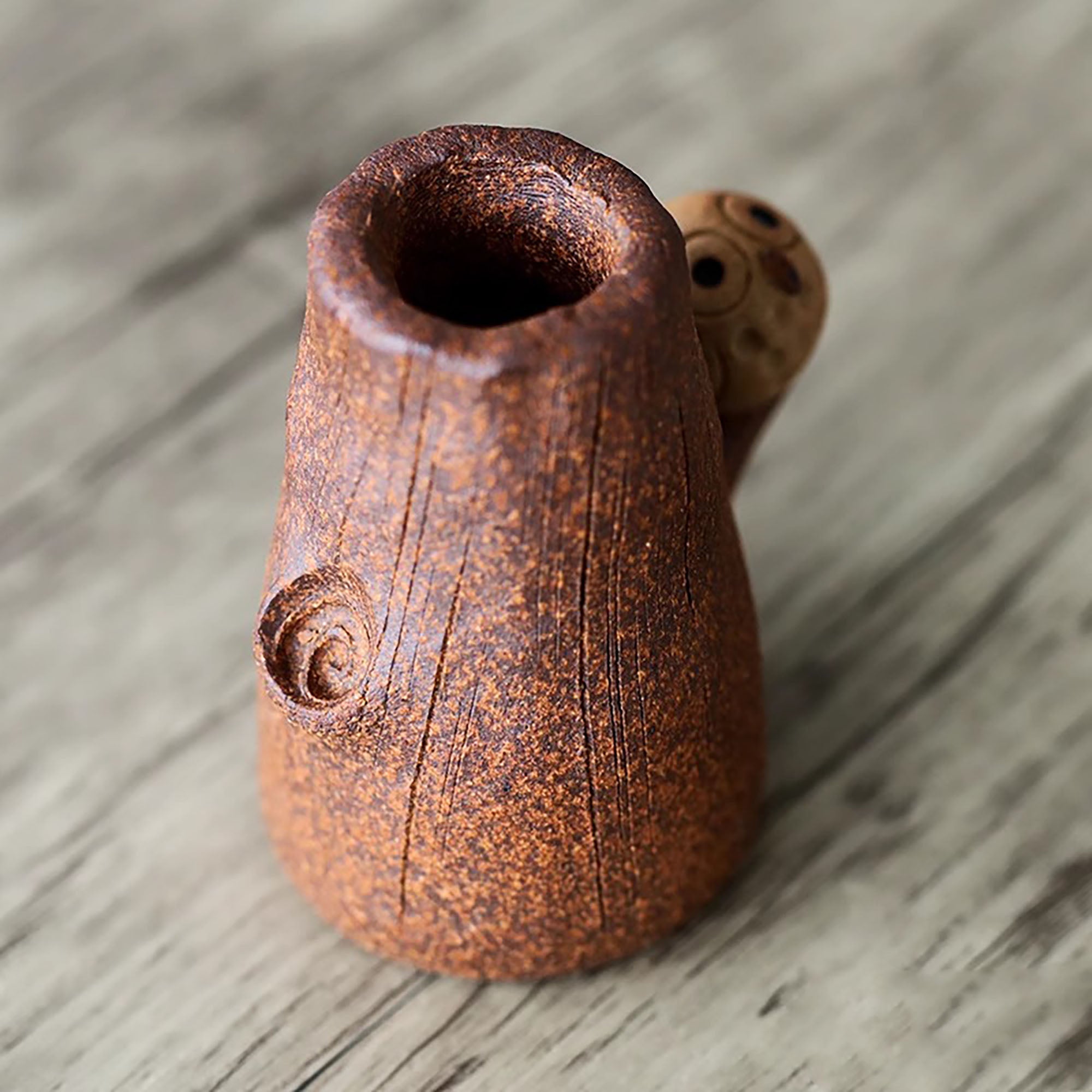 Vase en céramique artisanale Shigaraki-yaki avec design hibou sur tronc d’arbre