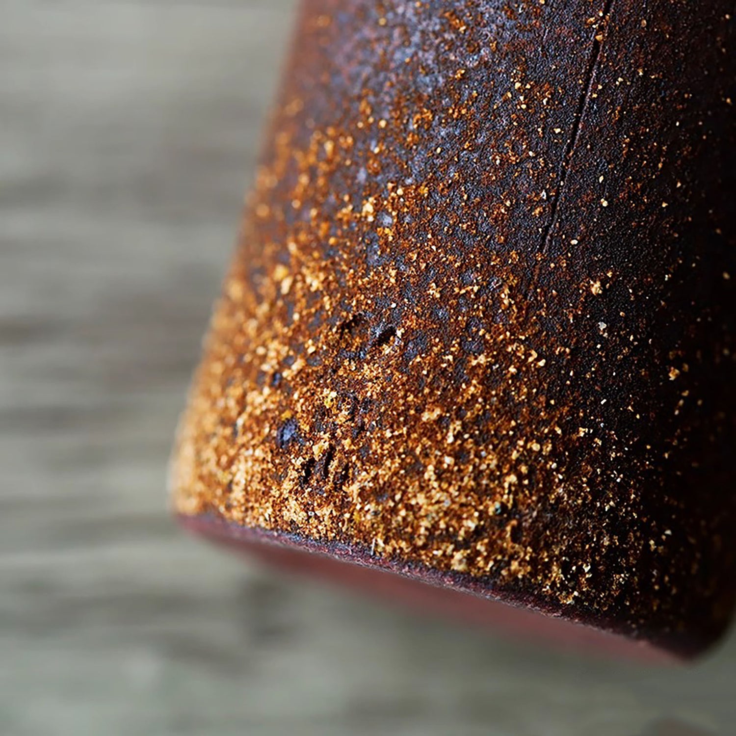 Vase en céramique artisanale Shigaraki-yaki avec design hibou sur tronc d’arbre