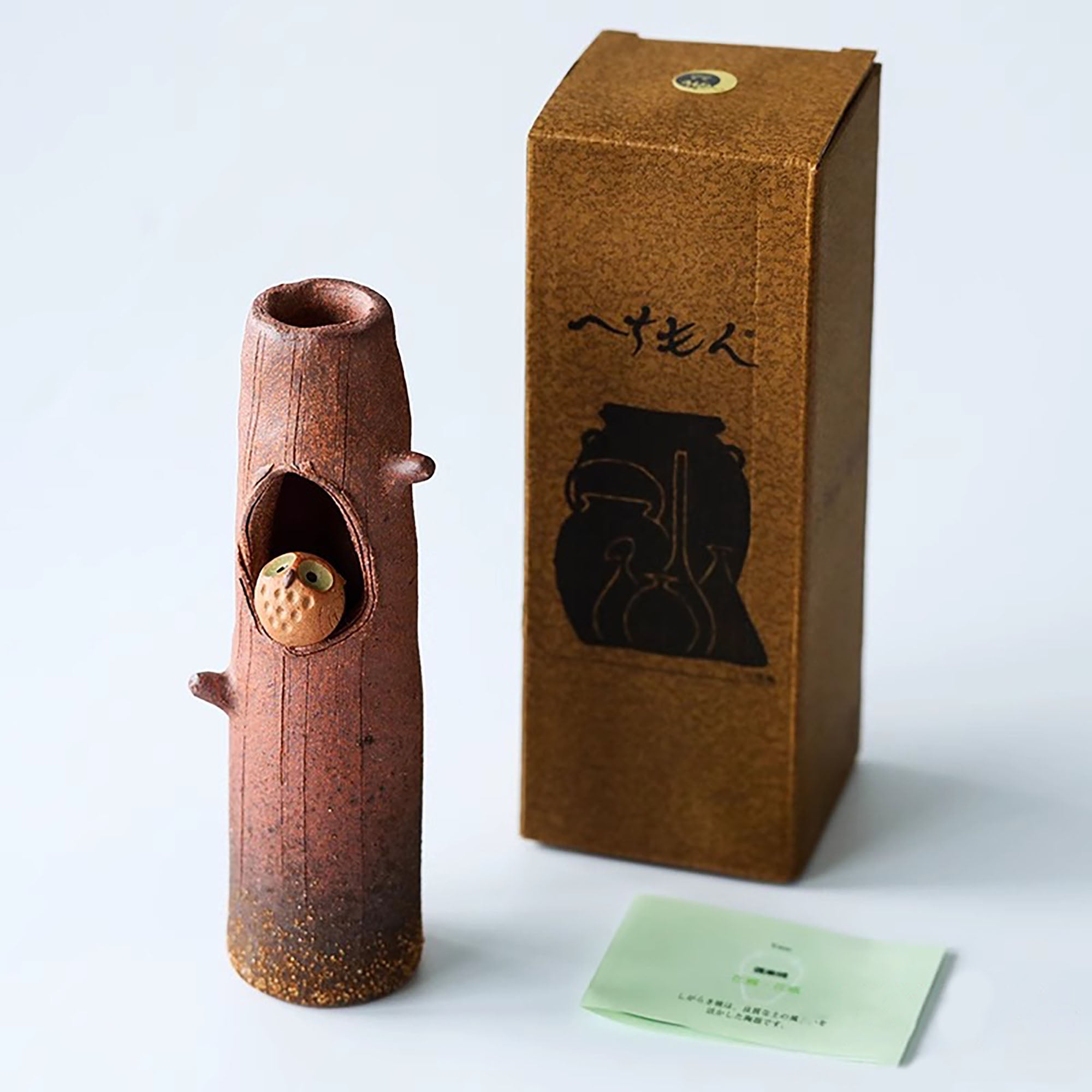 Vase en céramique artisanale Shigaraki-yaki avec design hibou sur tronc d’arbre
