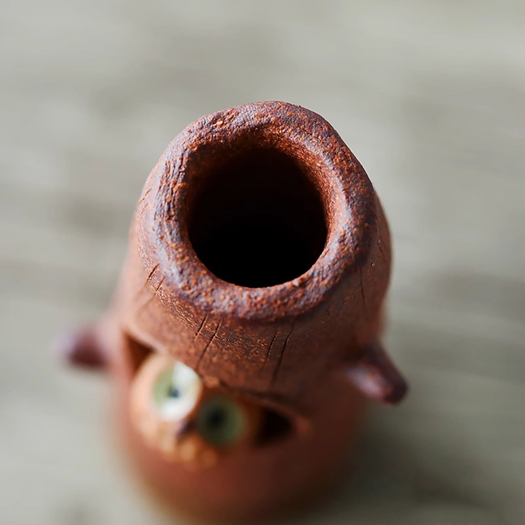 Vase en céramique artisanale Shigaraki-yaki avec design hibou sur tronc d’arbre