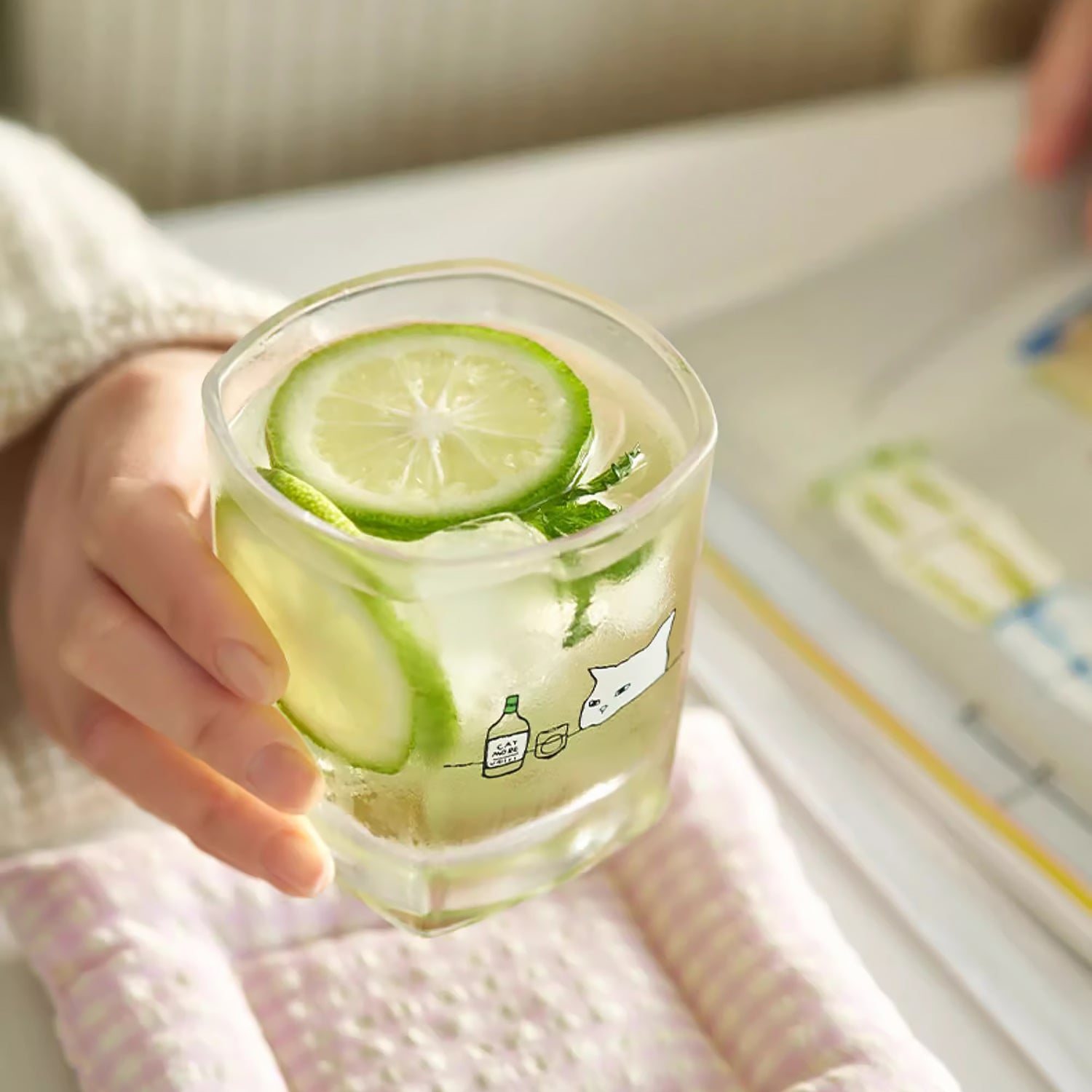 Verre avec mignon illustration de chat