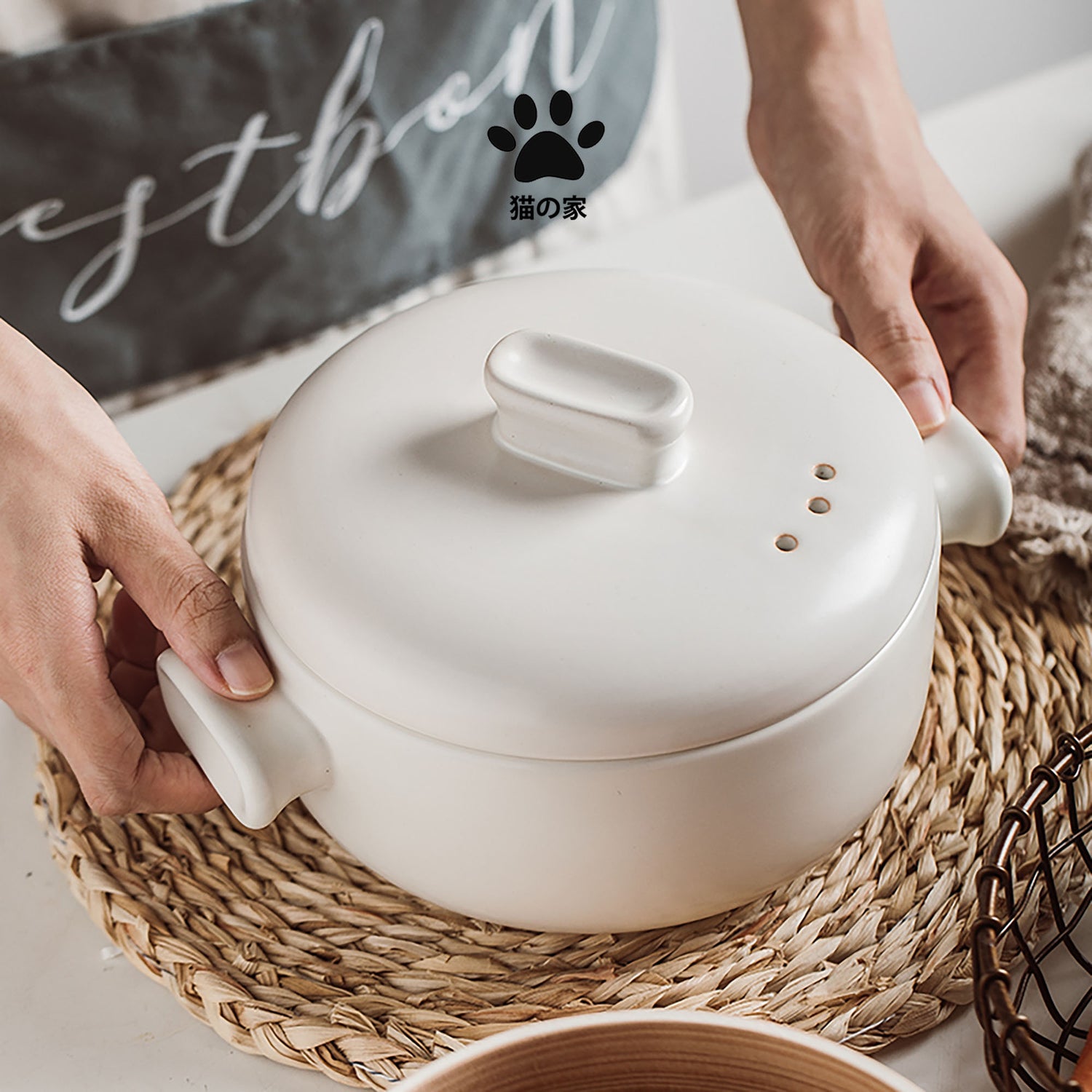 Cocotte en argile avec sa vapeur