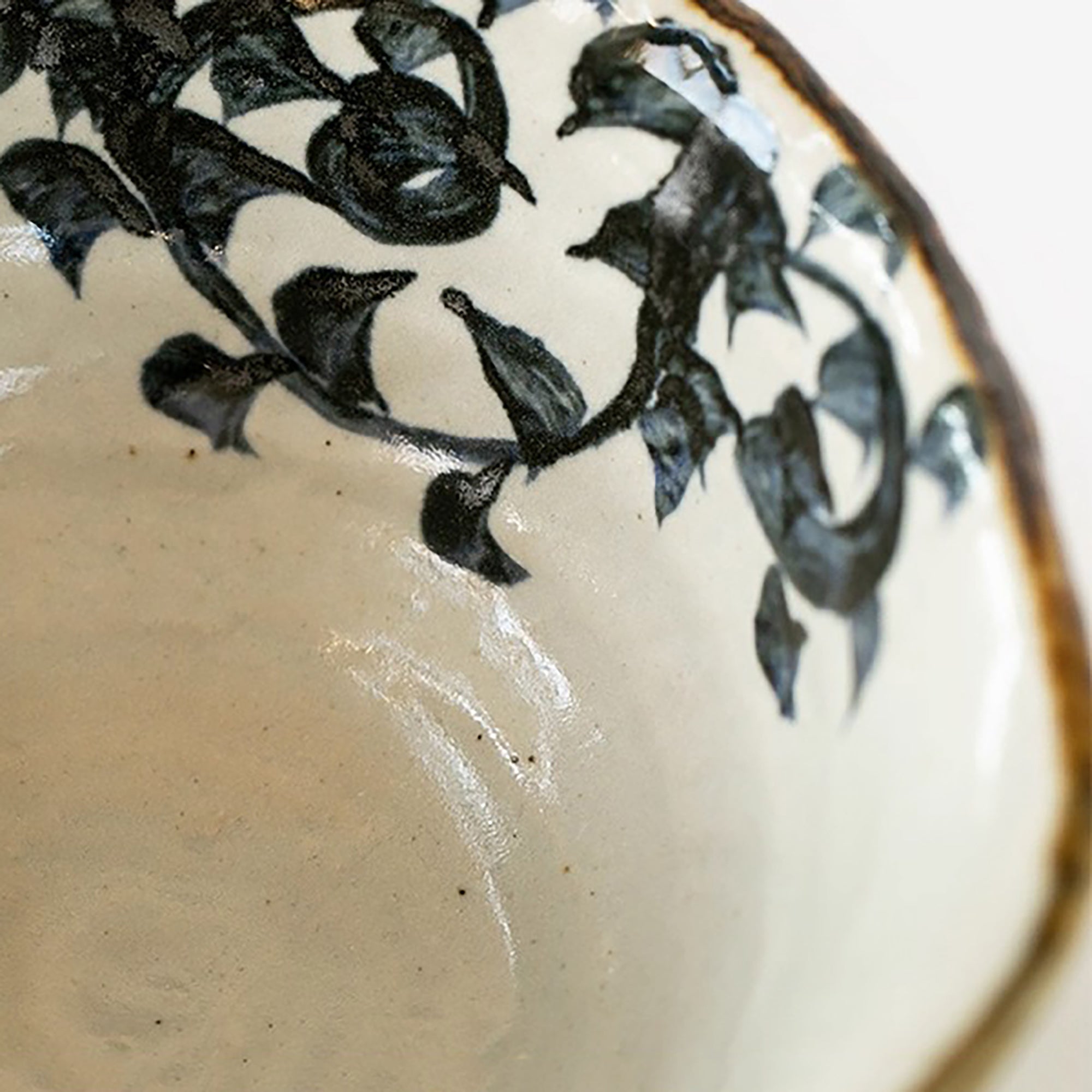 Minoyaki Keramikschale mit floralen Arabeskenmustern