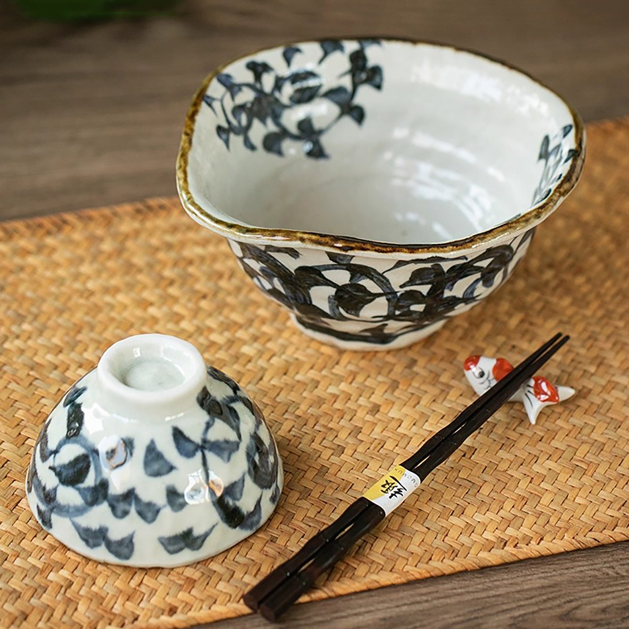 Minoyaki Keramikschale mit floralen Arabeskenmustern