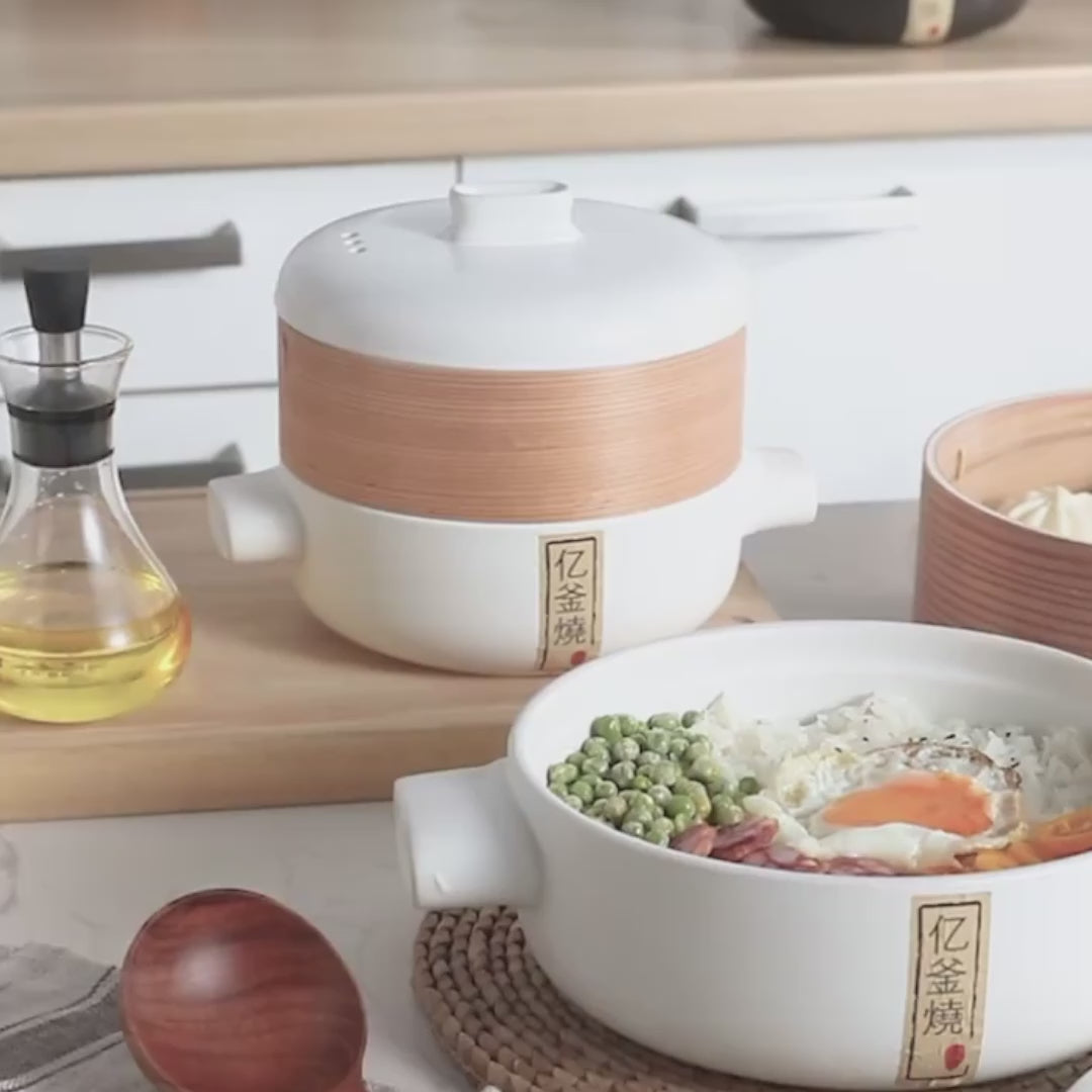 Cocotte en argile avec sa vapeur