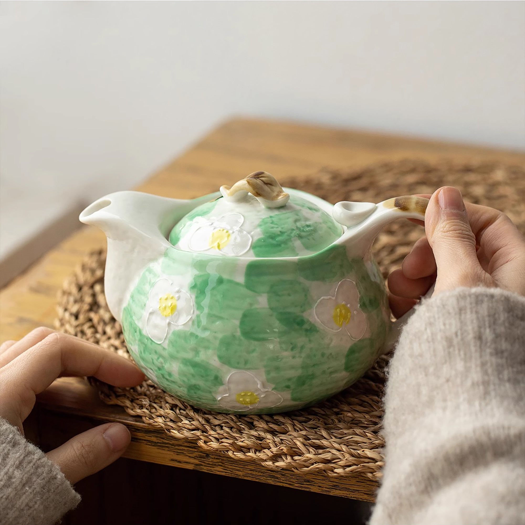 Théière artisanale Seto-yaki avec Motif sakura vert