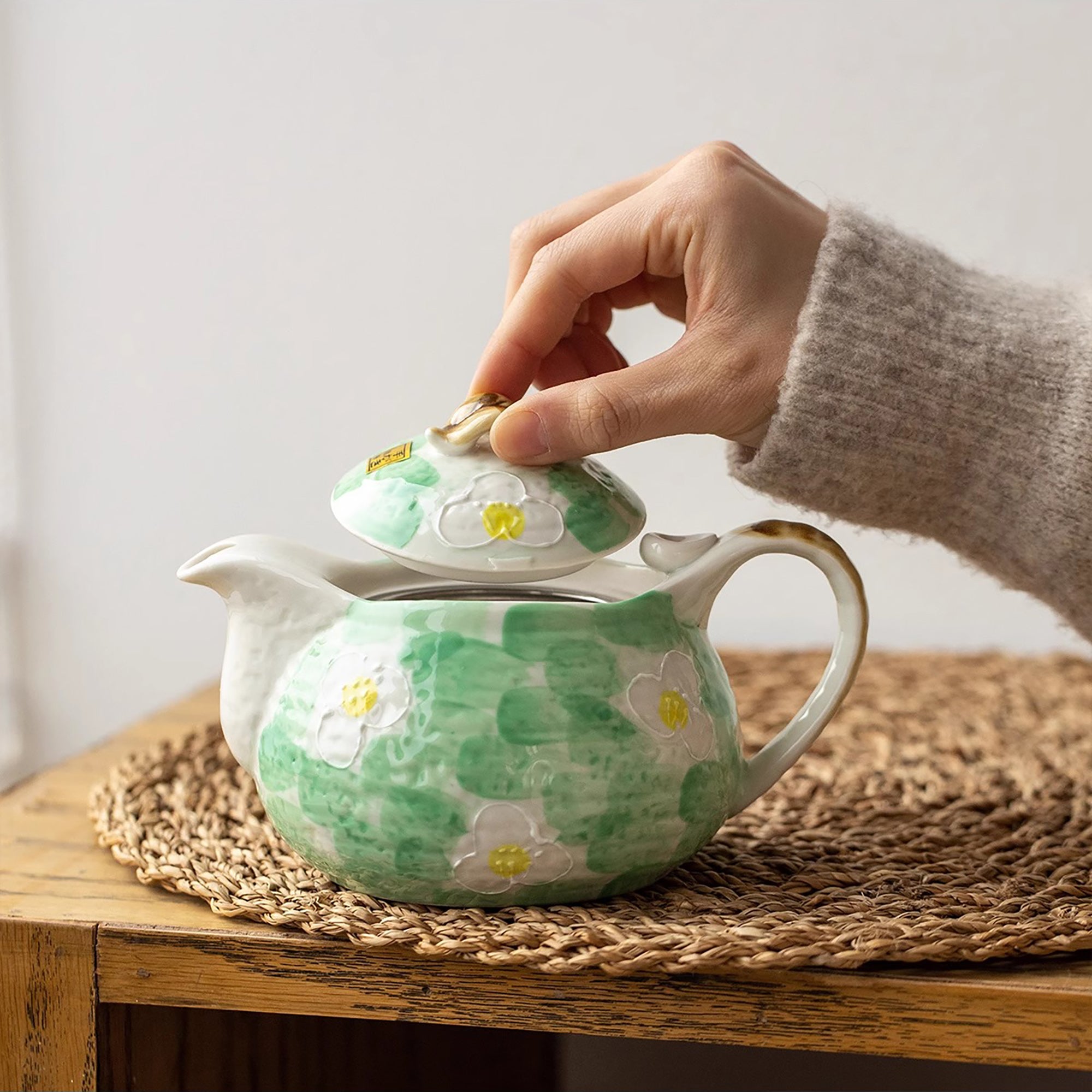 Théière artisanale Seto-yaki avec Motif sakura vert