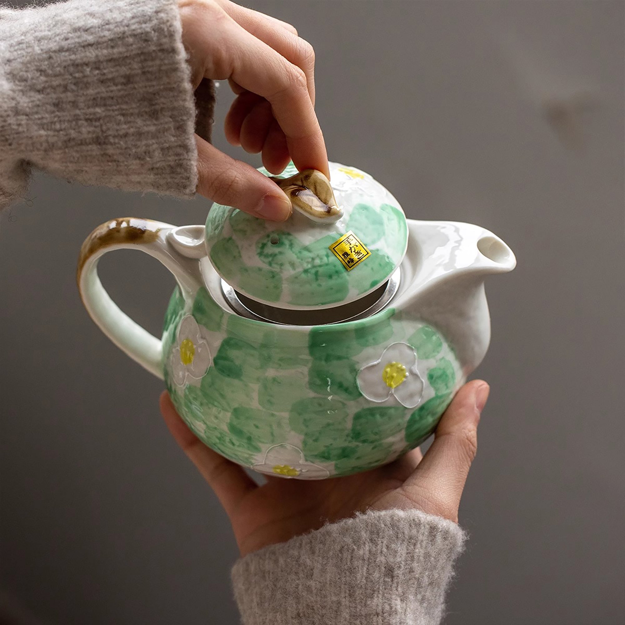 Théière artisanale Seto-yaki avec Motif sakura vert