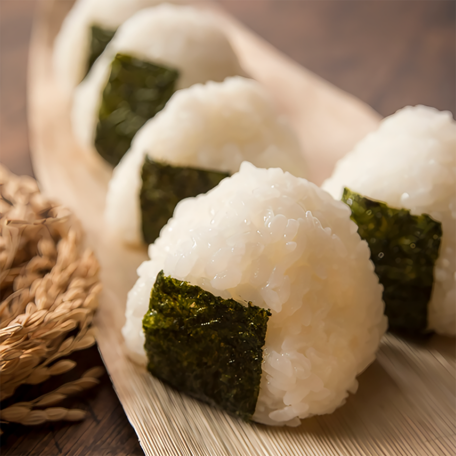 L'origine et les anecdotes des onigiri, une délicieuse tradition millénaire.