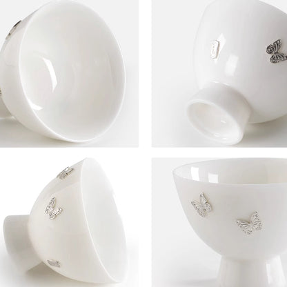 Tasse de maître en porcelaine  blanc ornée d’agrafes en argent