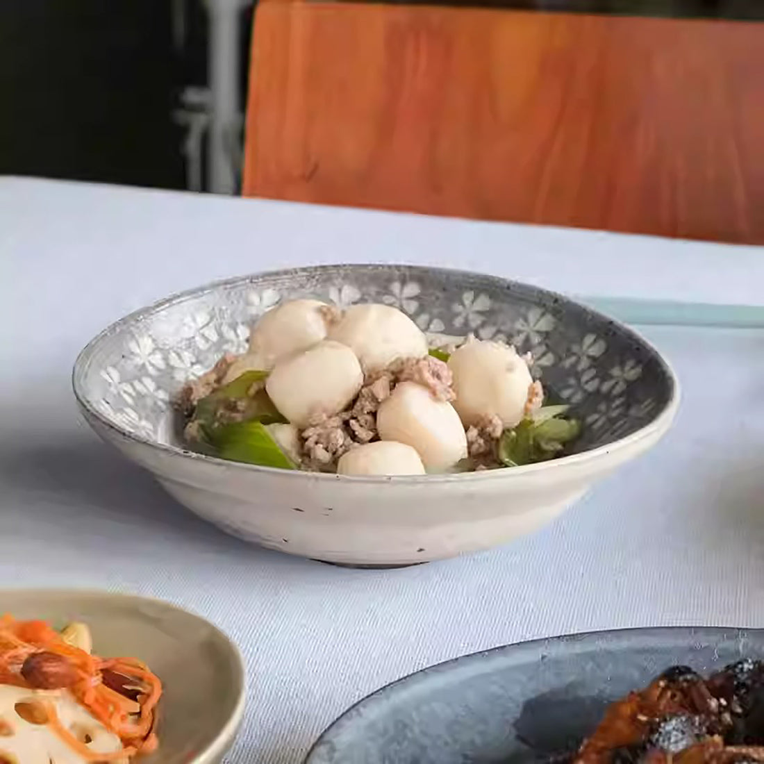 Assiette de Ginpo Mishima avec motif floral