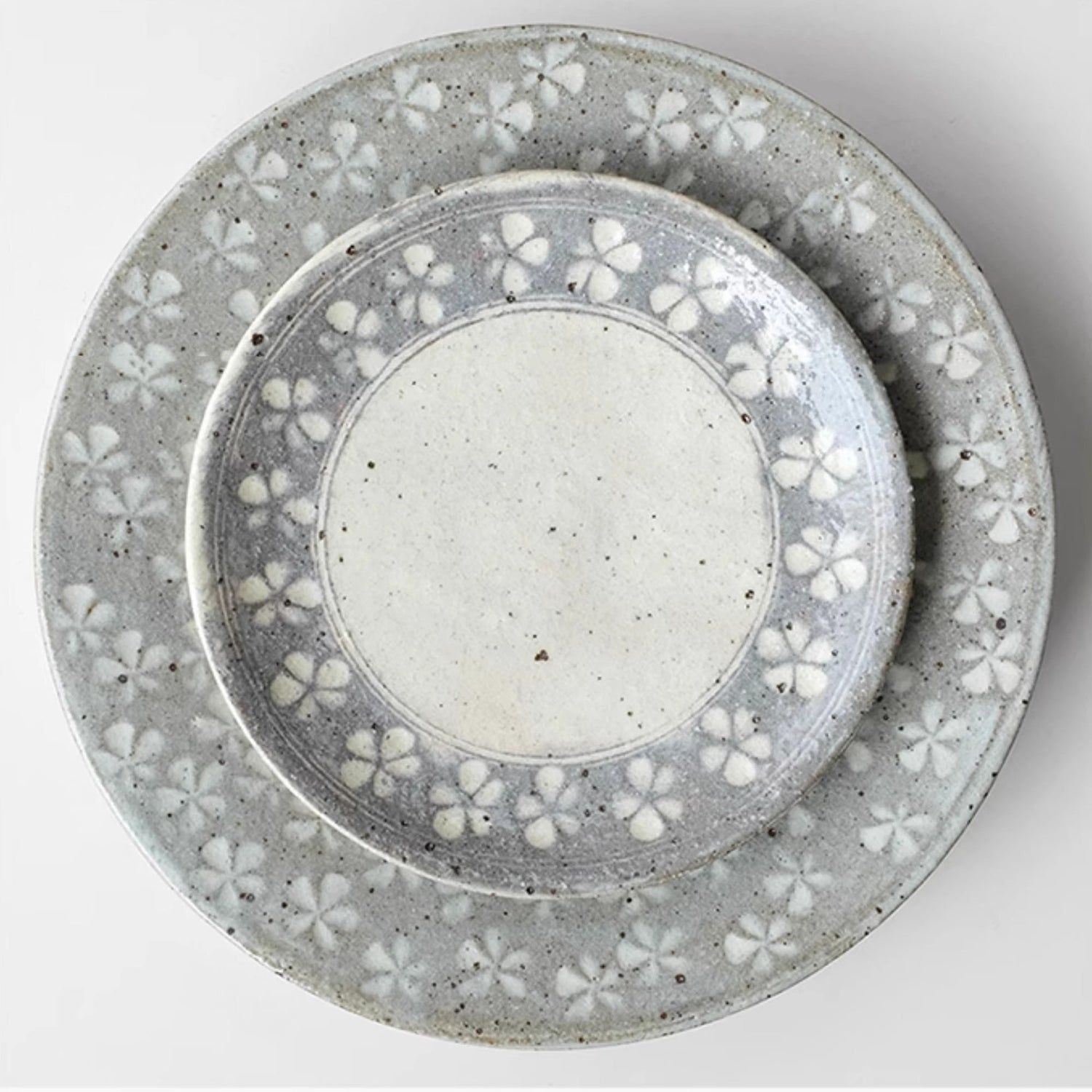 Assiette de Ginpo Mishima avec motif floral