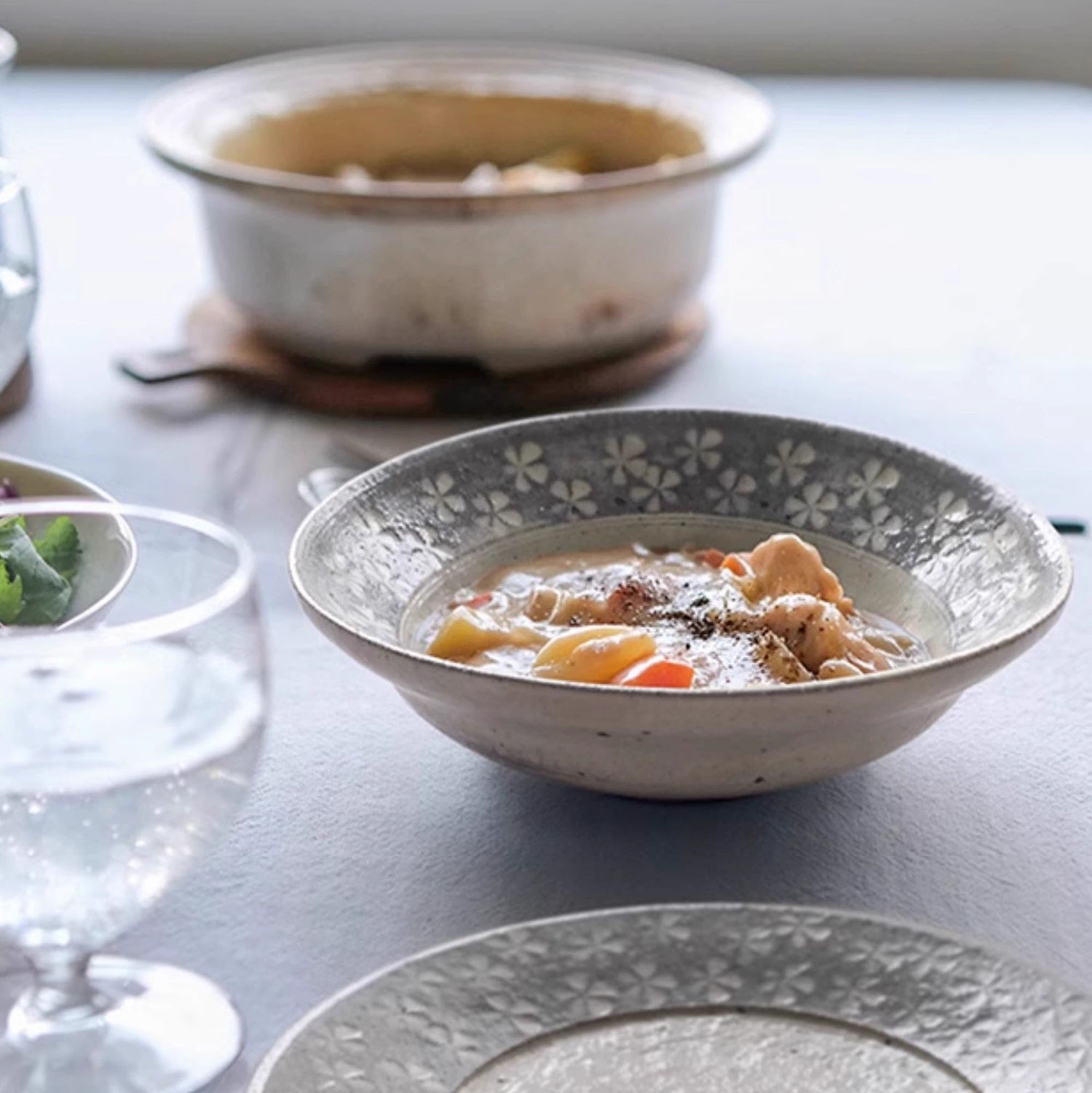 Assiette de Ginpo Mishima avec motif floral