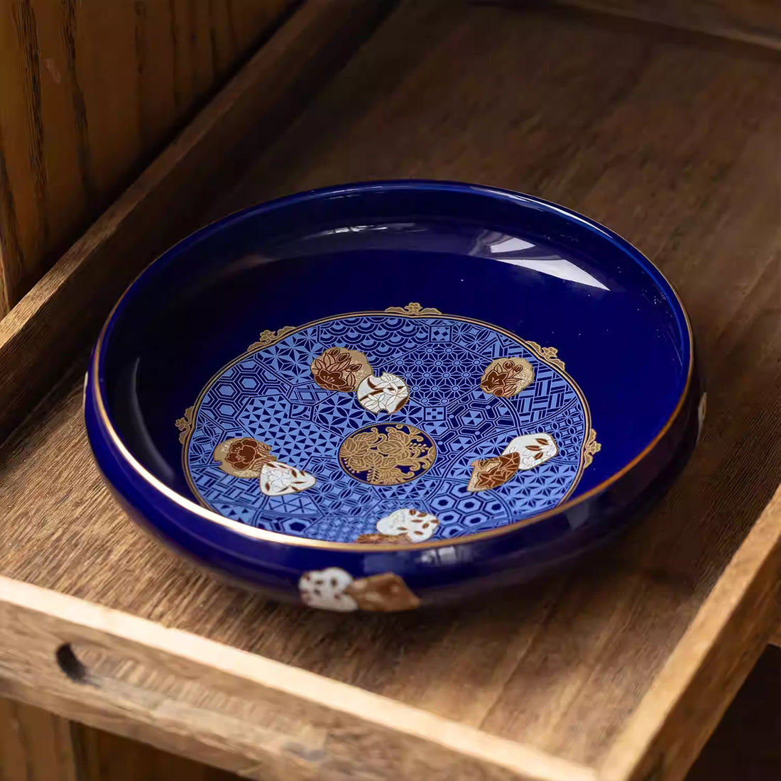 Grand Assiette Aritayaki bleu profond décor doré