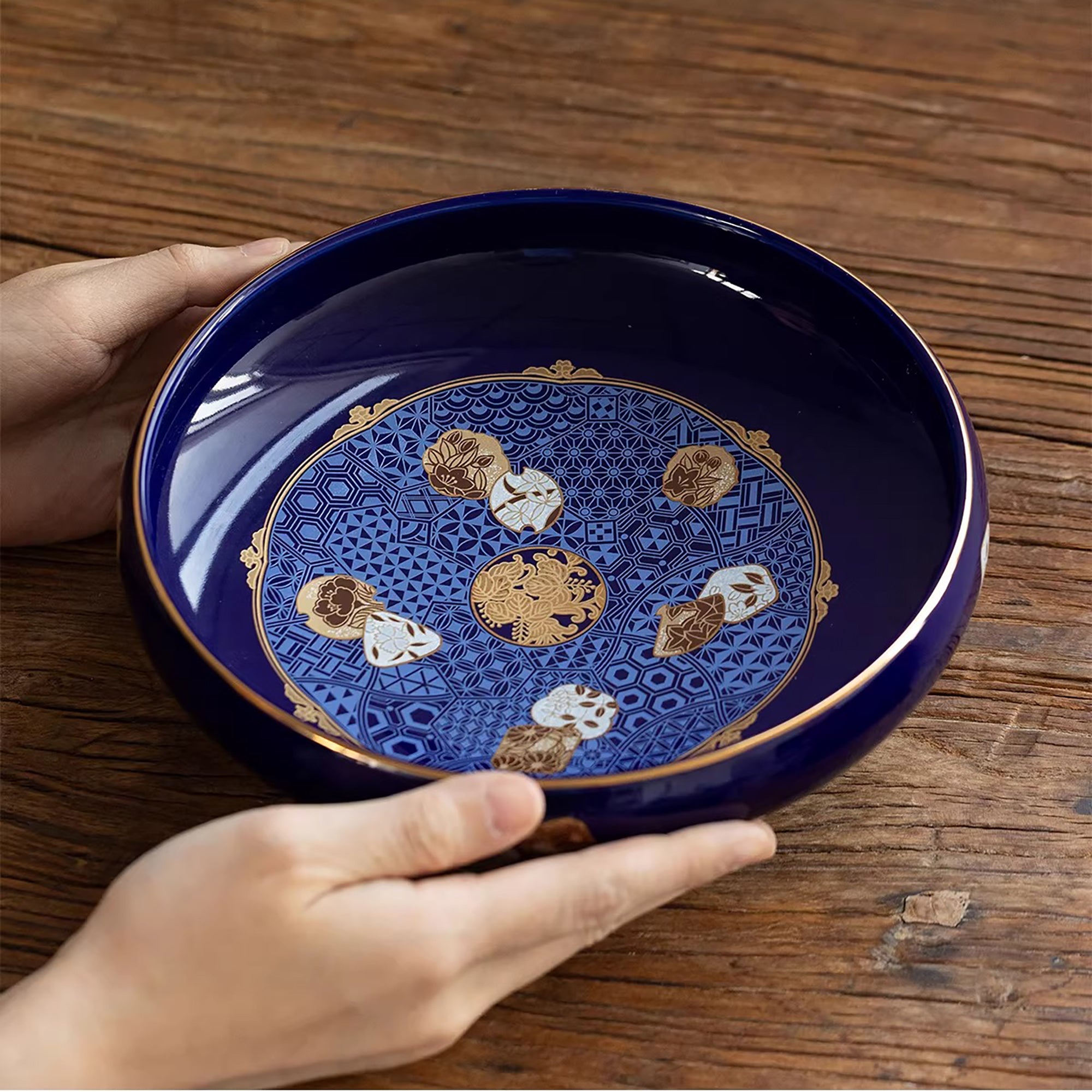 Grand Assiette Aritayaki bleu profond décor doré