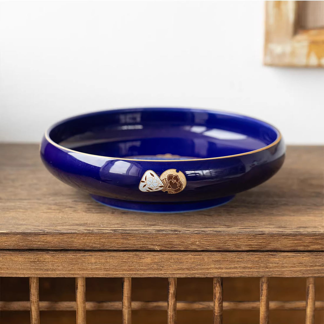 Grand Assiette Aritayaki bleu profond décor doré