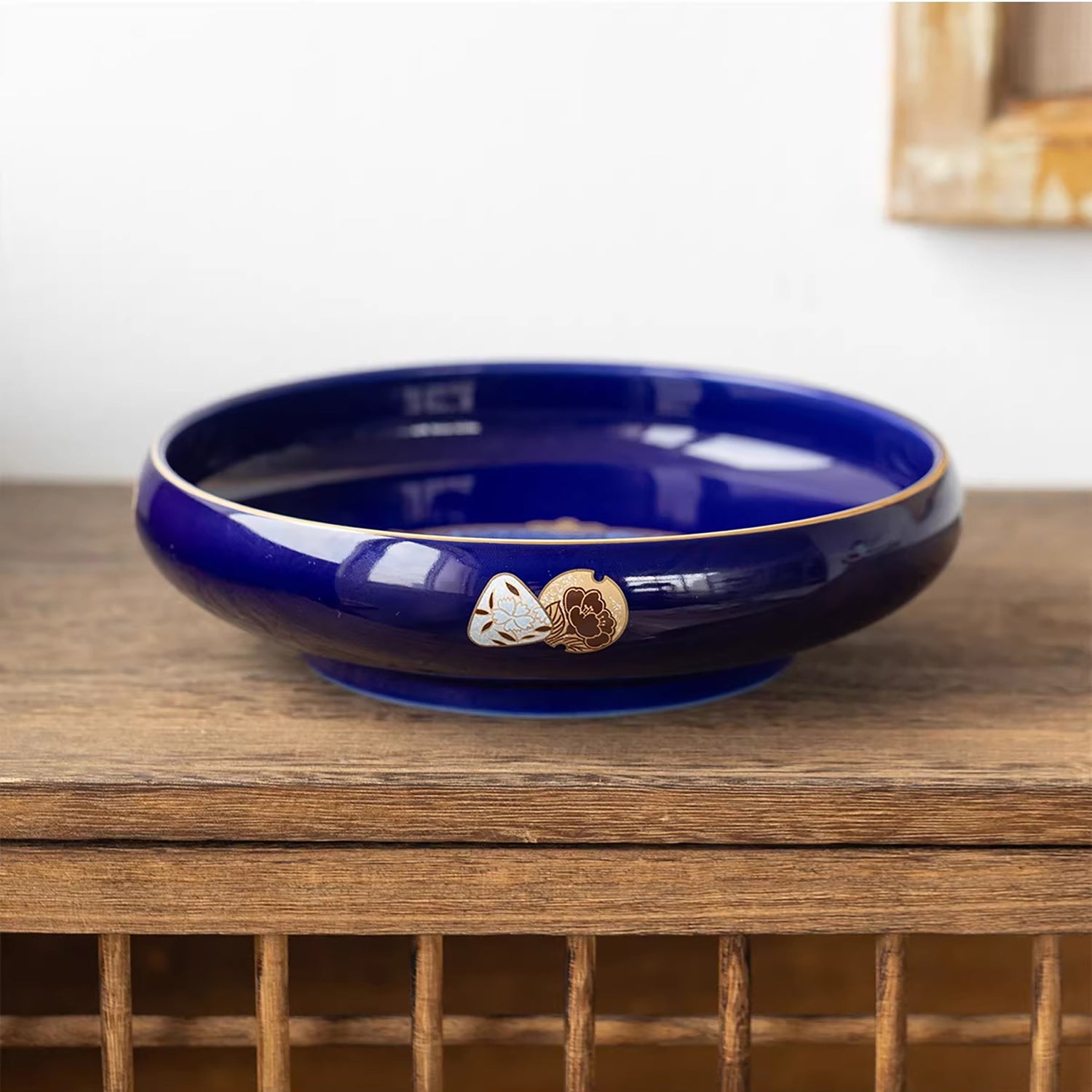 Grand Assiette Aritayaki bleu profond décor doré