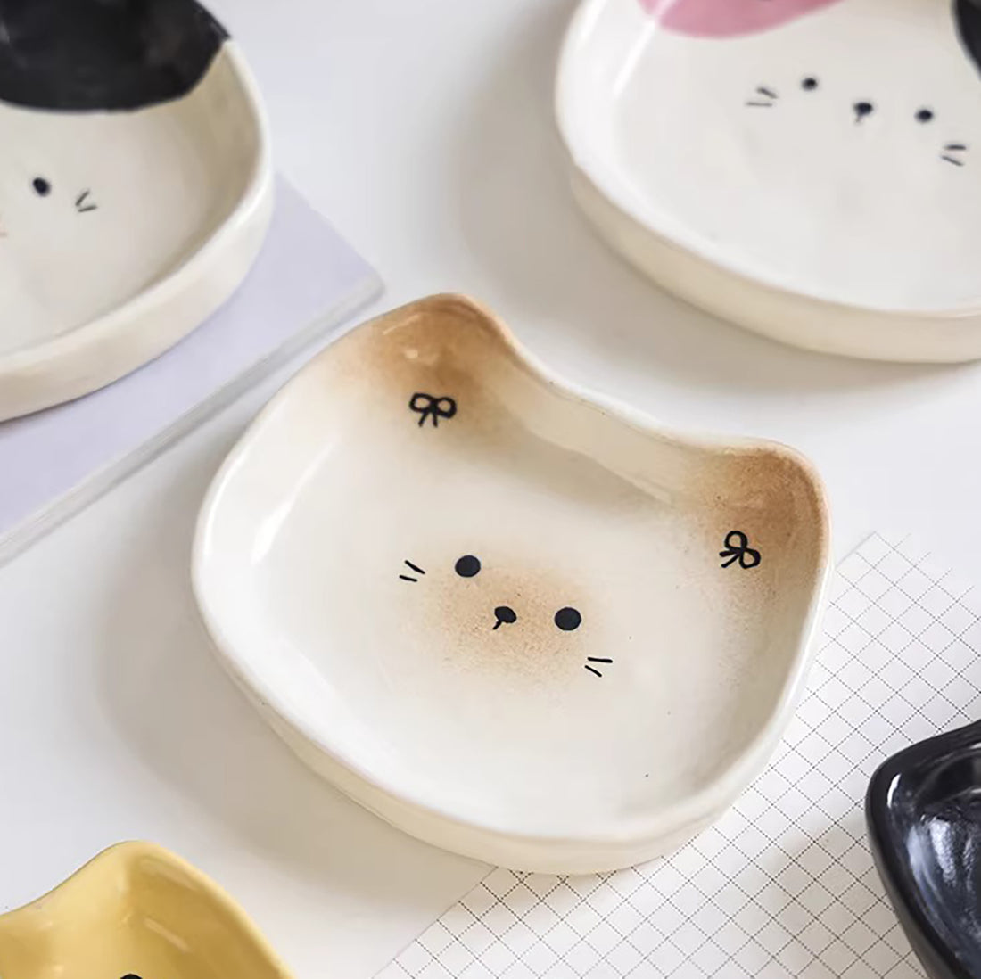 Petite assiette artisanale en forme de chat