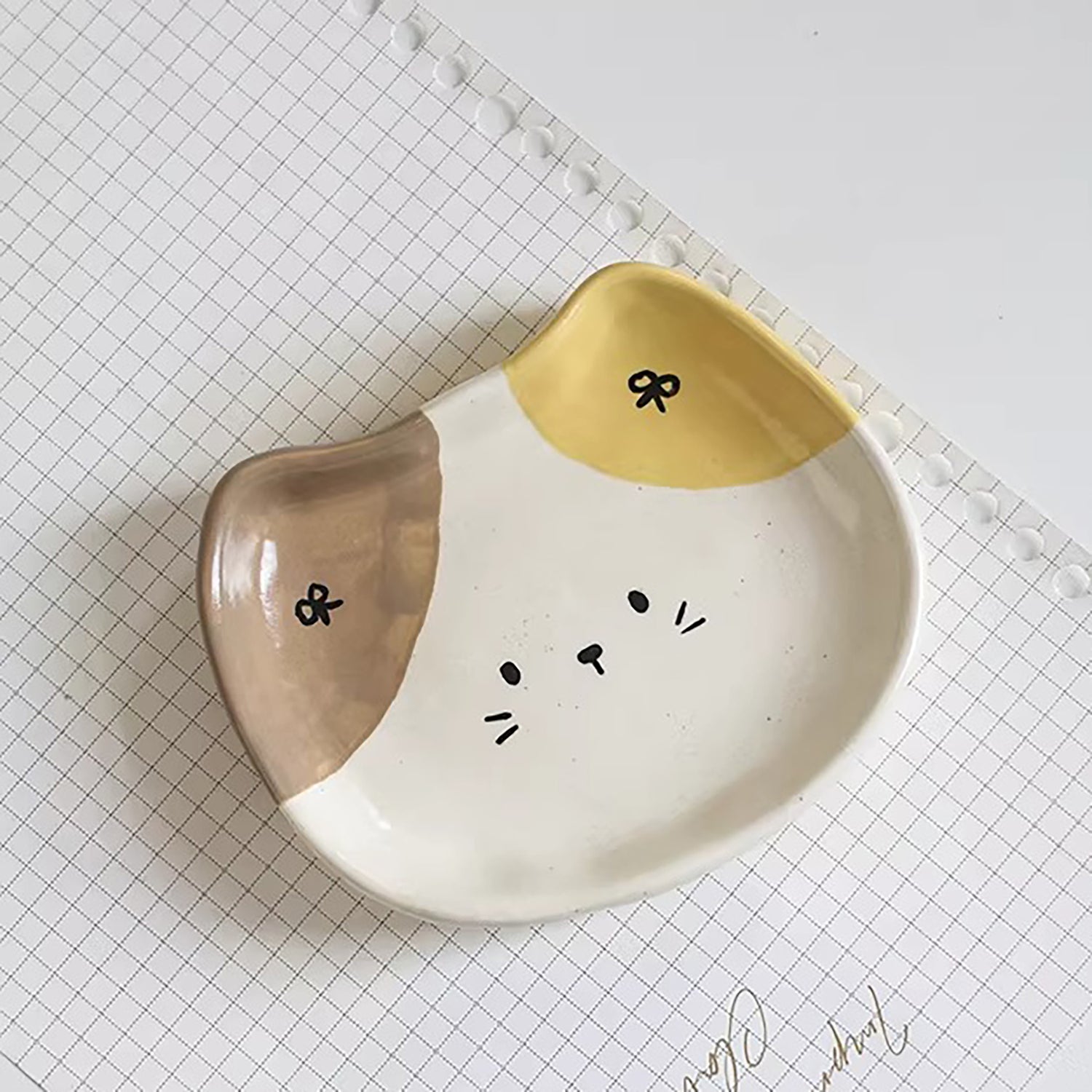 Petite assiette artisanale en forme de chat