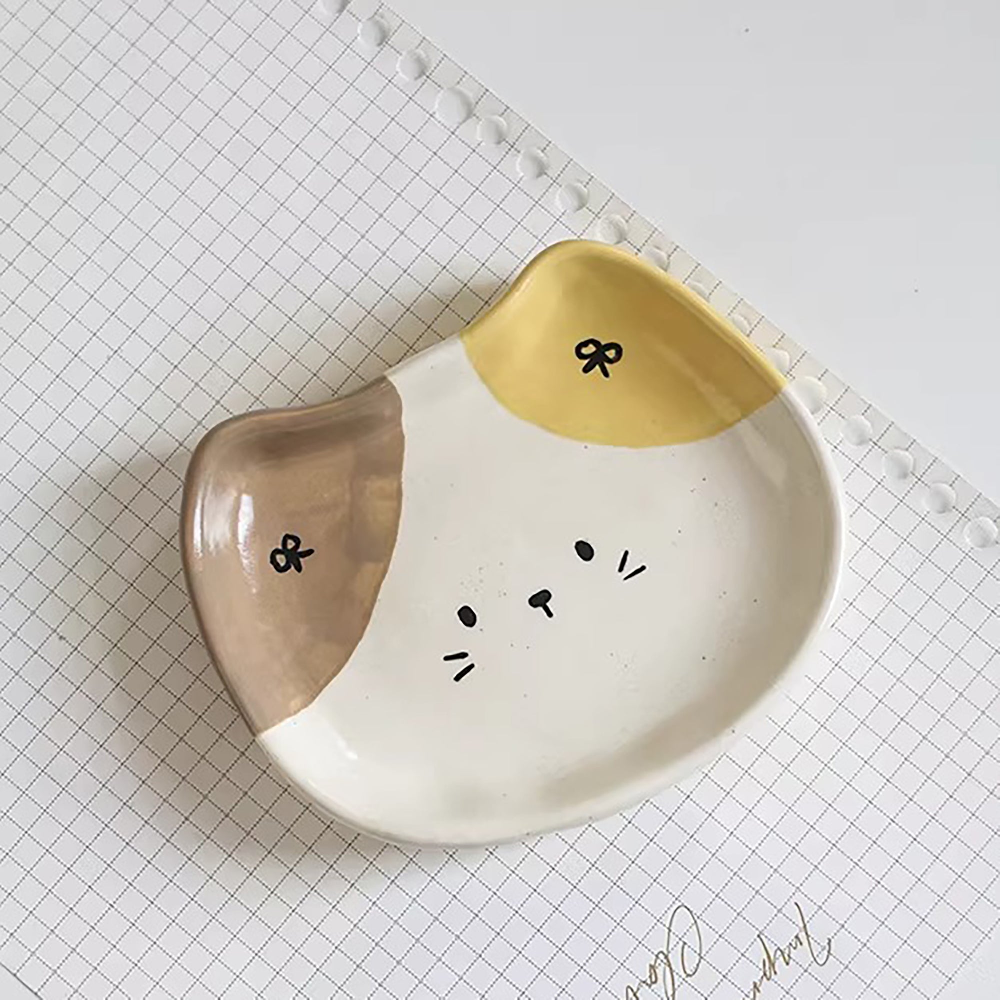 Petite assiette artisanale en forme de chat