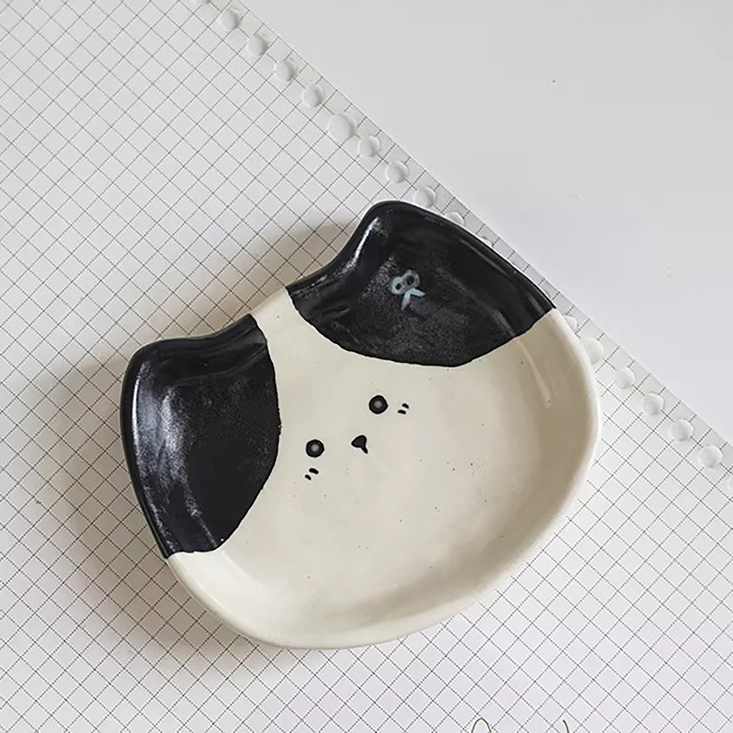 Petite assiette artisanale en forme de chat