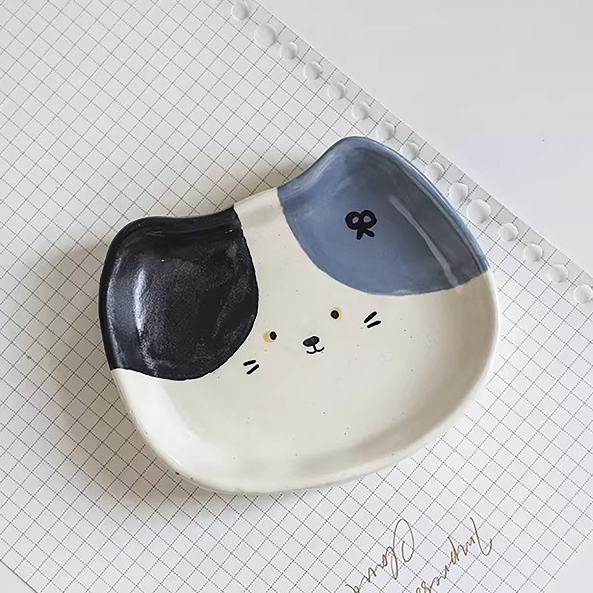 Petite assiette artisanale en forme de chat