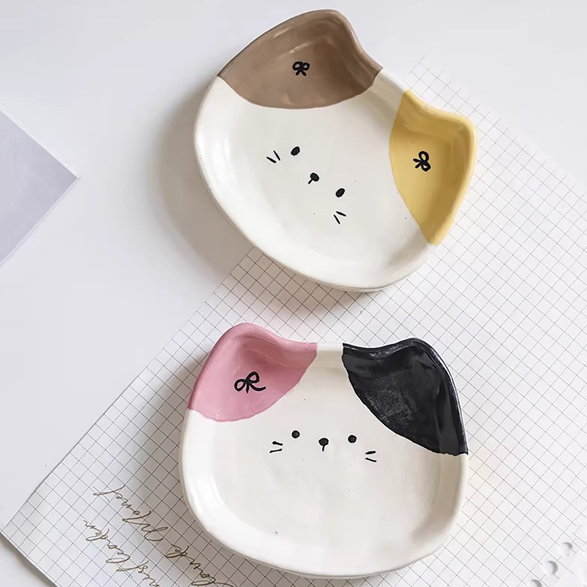 Petite assiette artisanale en forme de chat