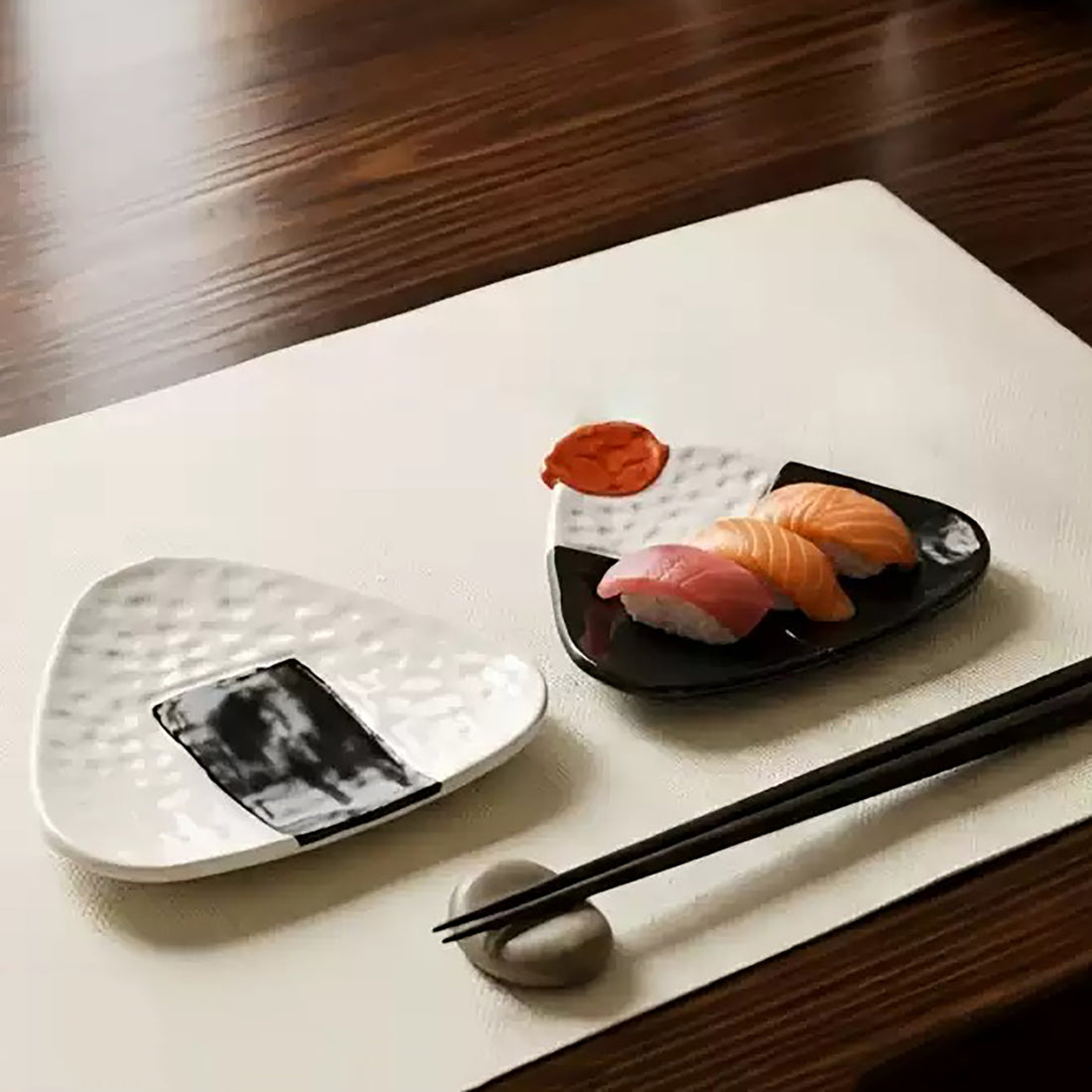 Petite assiette Mino-yaki en forme d’onigiri