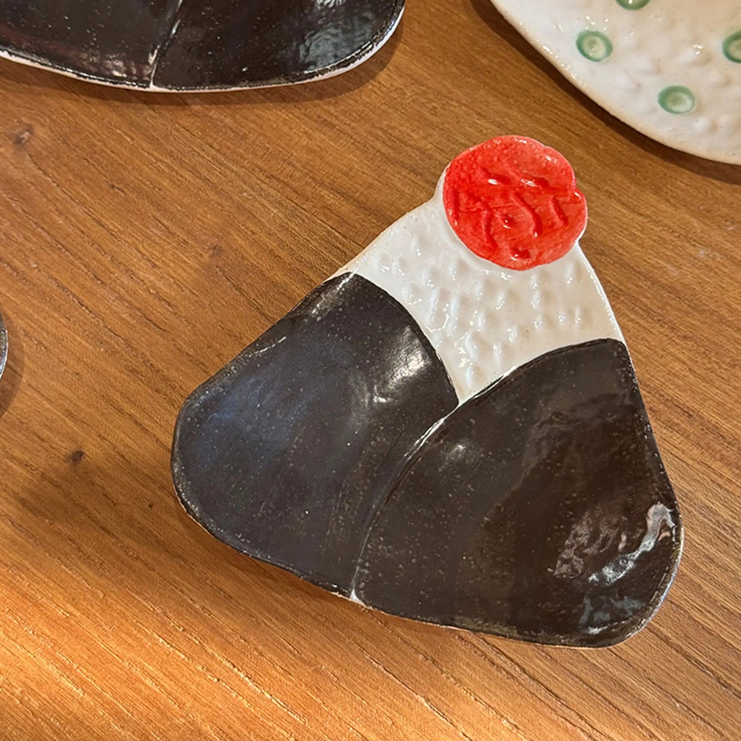 Petite assiette Mino-yaki en forme d’onigiri