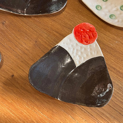 Petite assiette Mino-yaki en forme d’onigiri