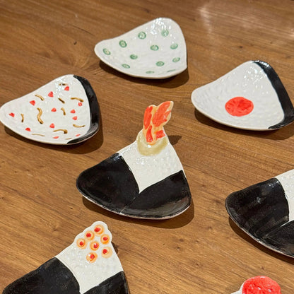 Petite assiette Mino-yaki en forme d’onigiri