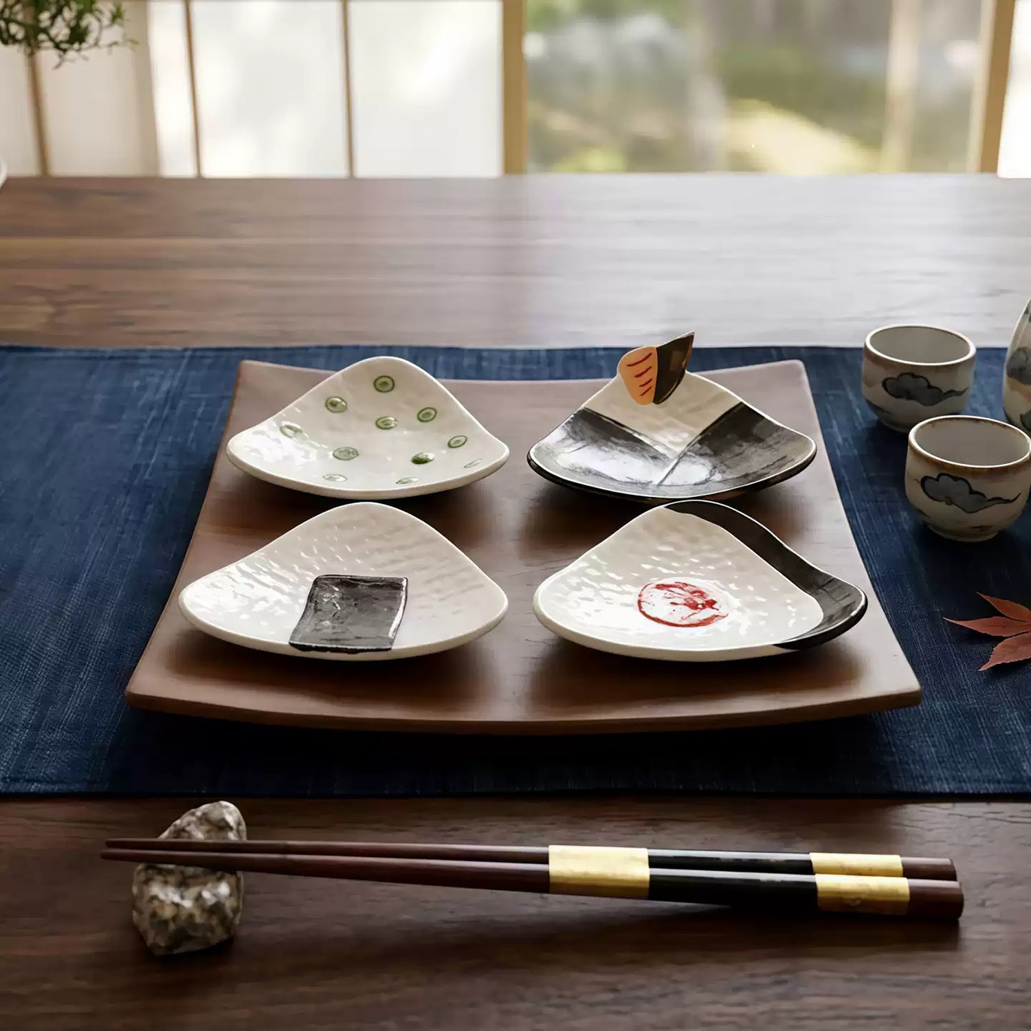 Petite assiette Mino-yaki en forme d’onigiri