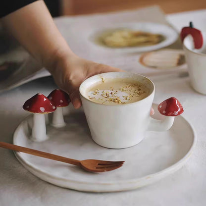 Assiette en céramique fait main avec décor champignon en relief