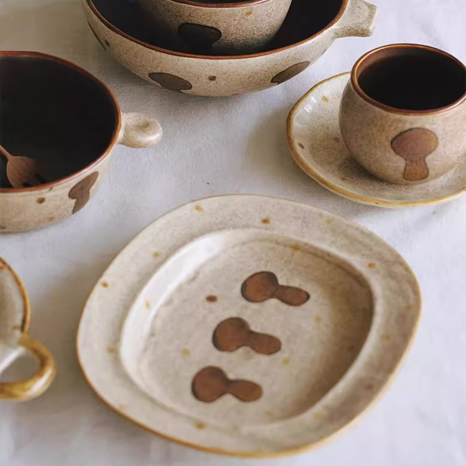 Assiette en céramique artisanale motif champignon