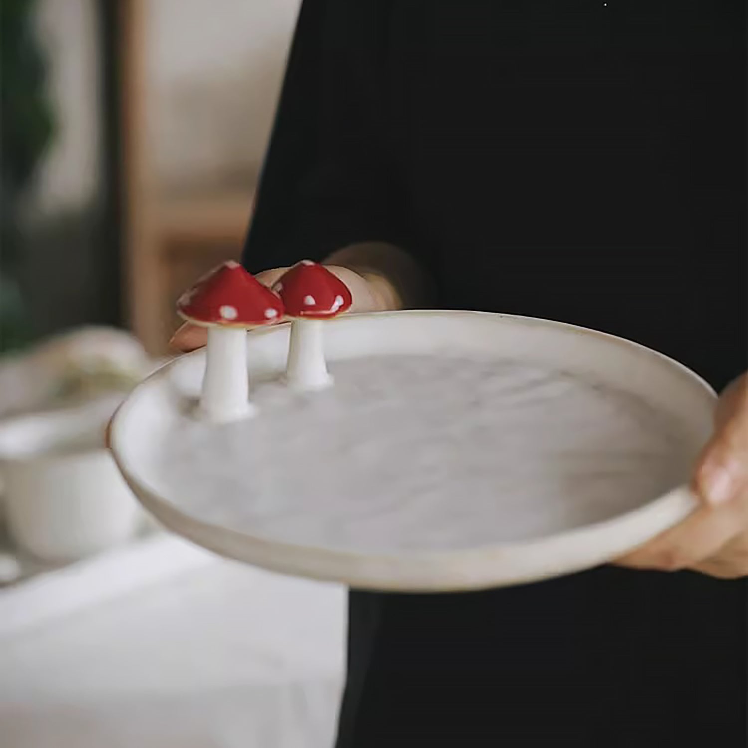 Assiette en céramique fait main avec décor champignon en relief