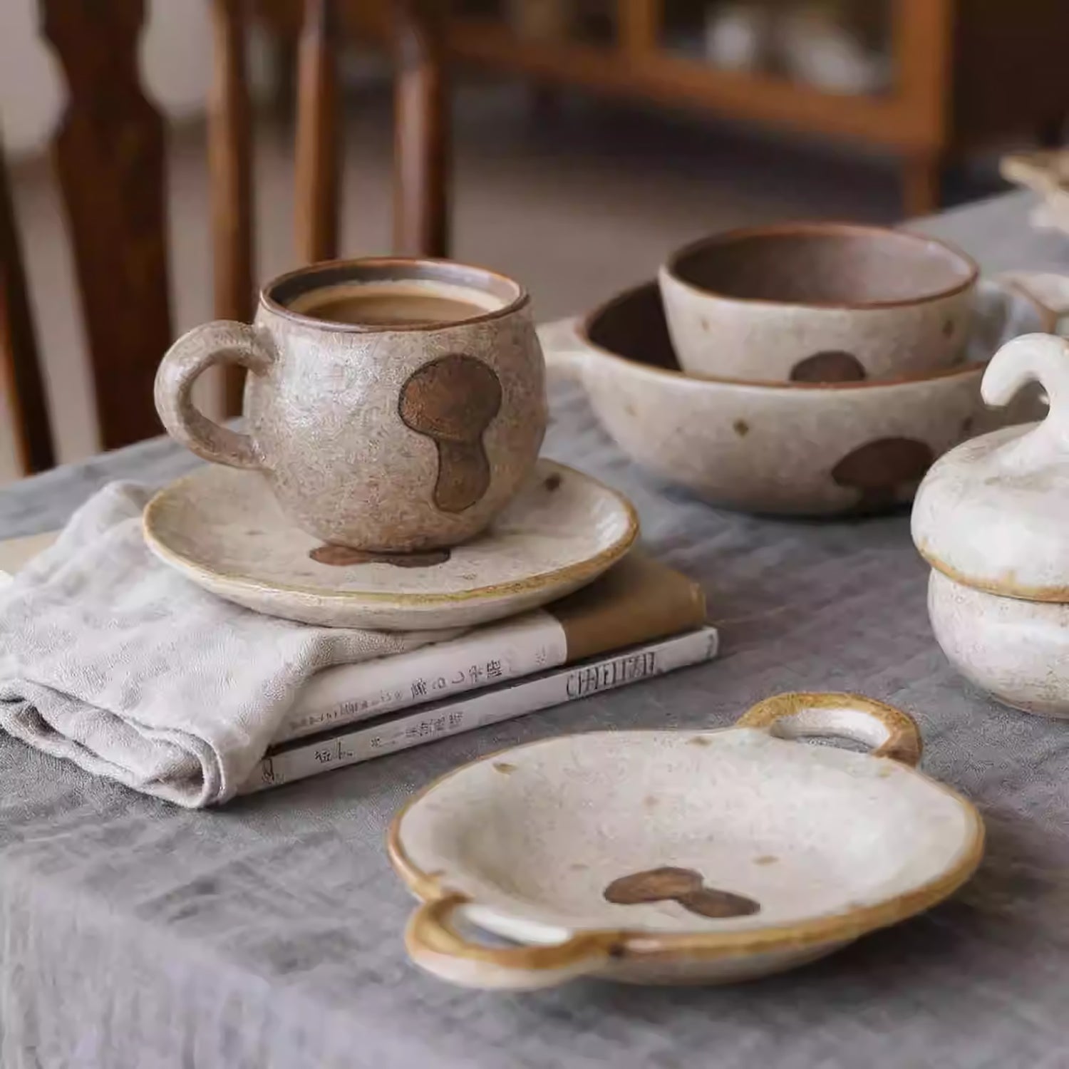 Assiette en céramique artisanale motif champignon