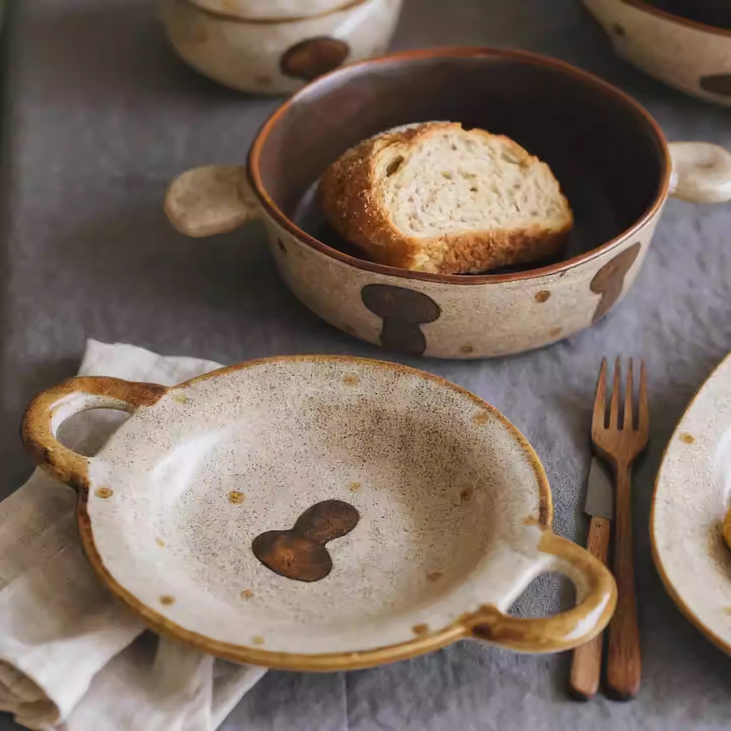 Assiette en céramique artisanale motif champignon