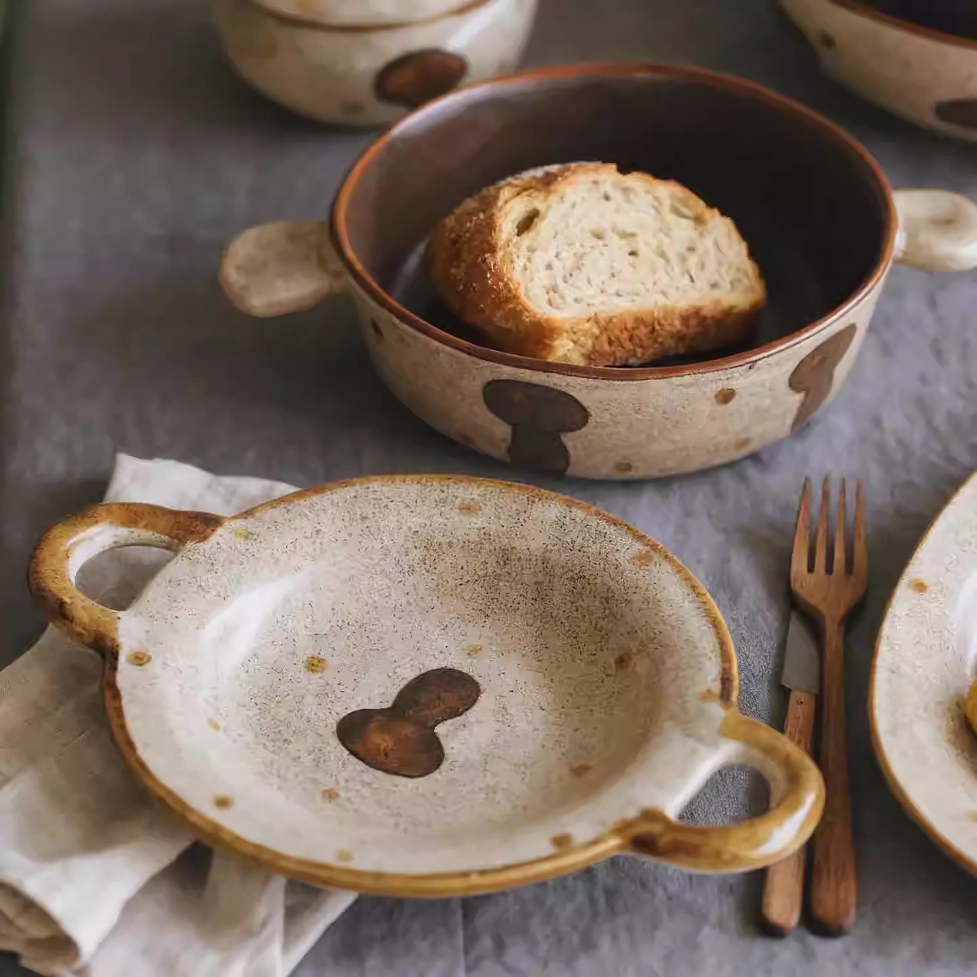 Assiette en céramique artisanale motif champignon