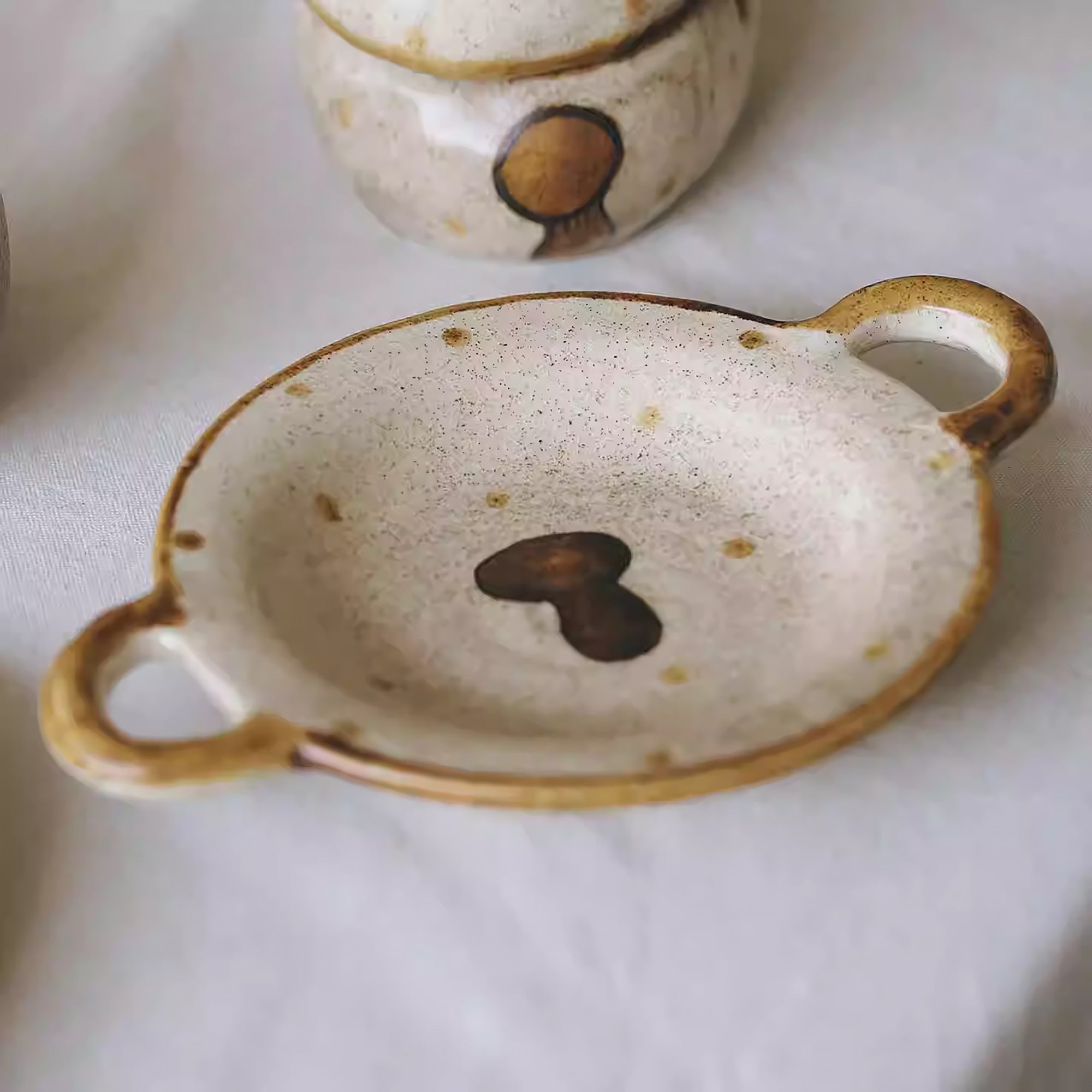 Assiette en céramique artisanale motif champignon