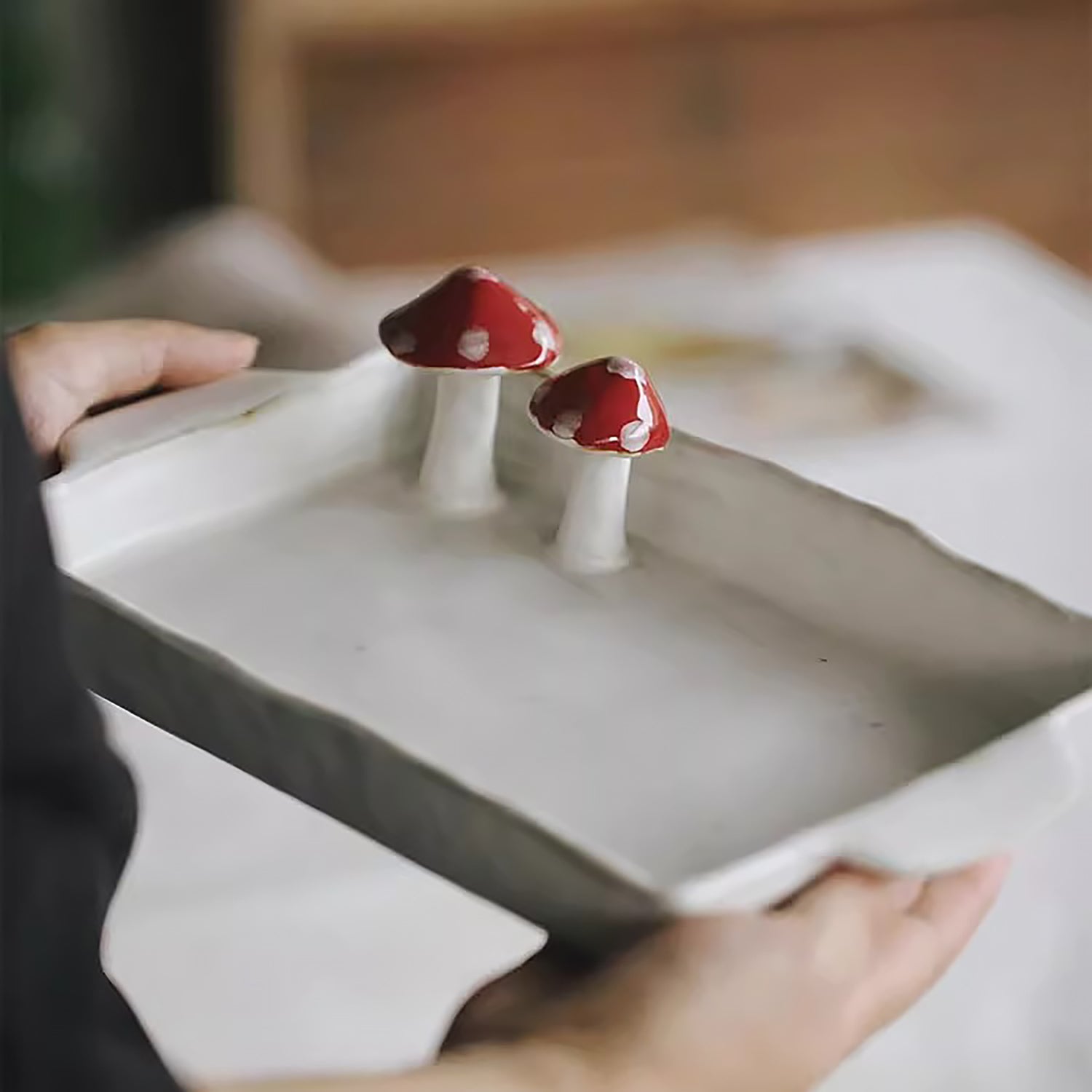 Assiette en céramique fait main avec décor champignon en relief