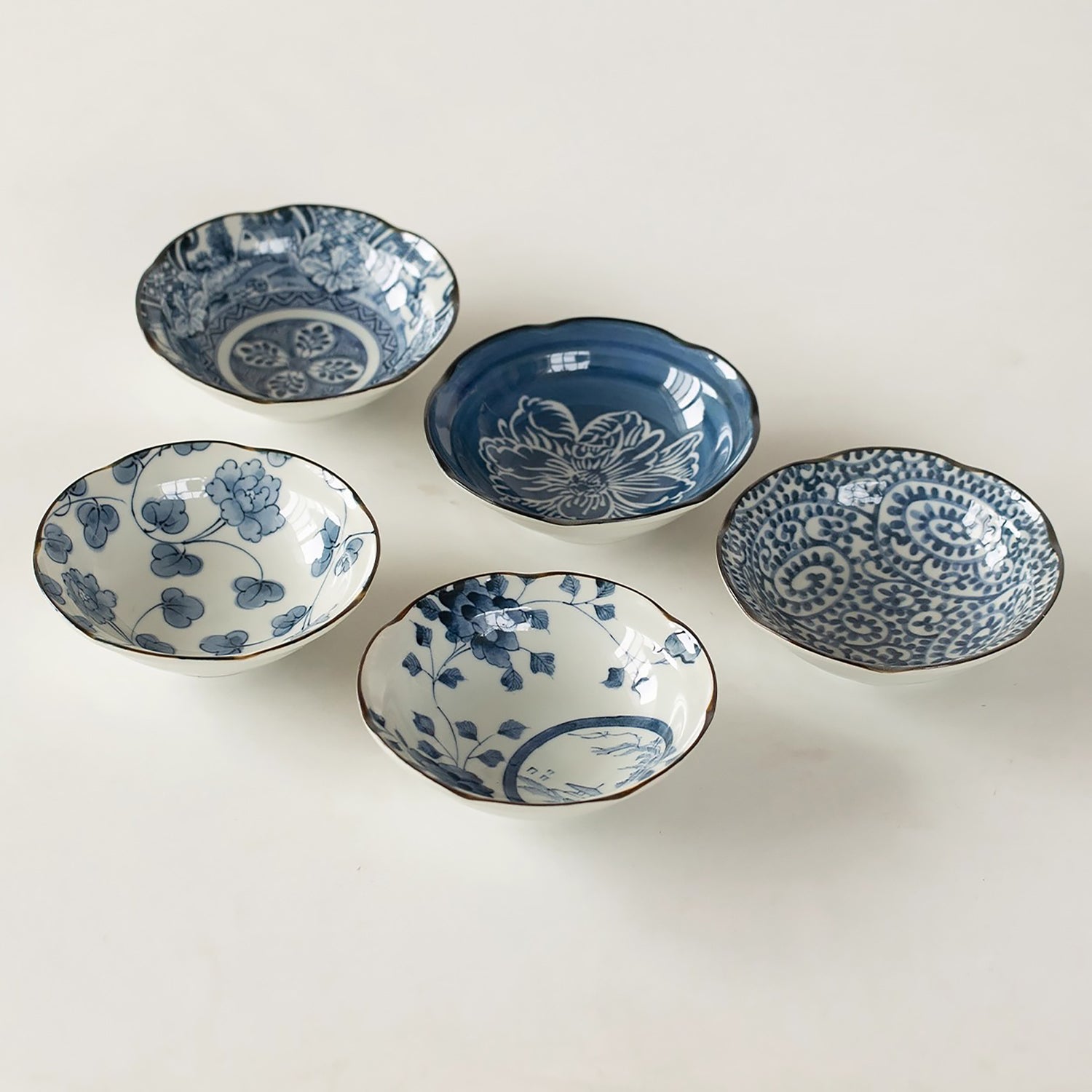 Assiette creuse Minoyaki à motifs bleu et blanc