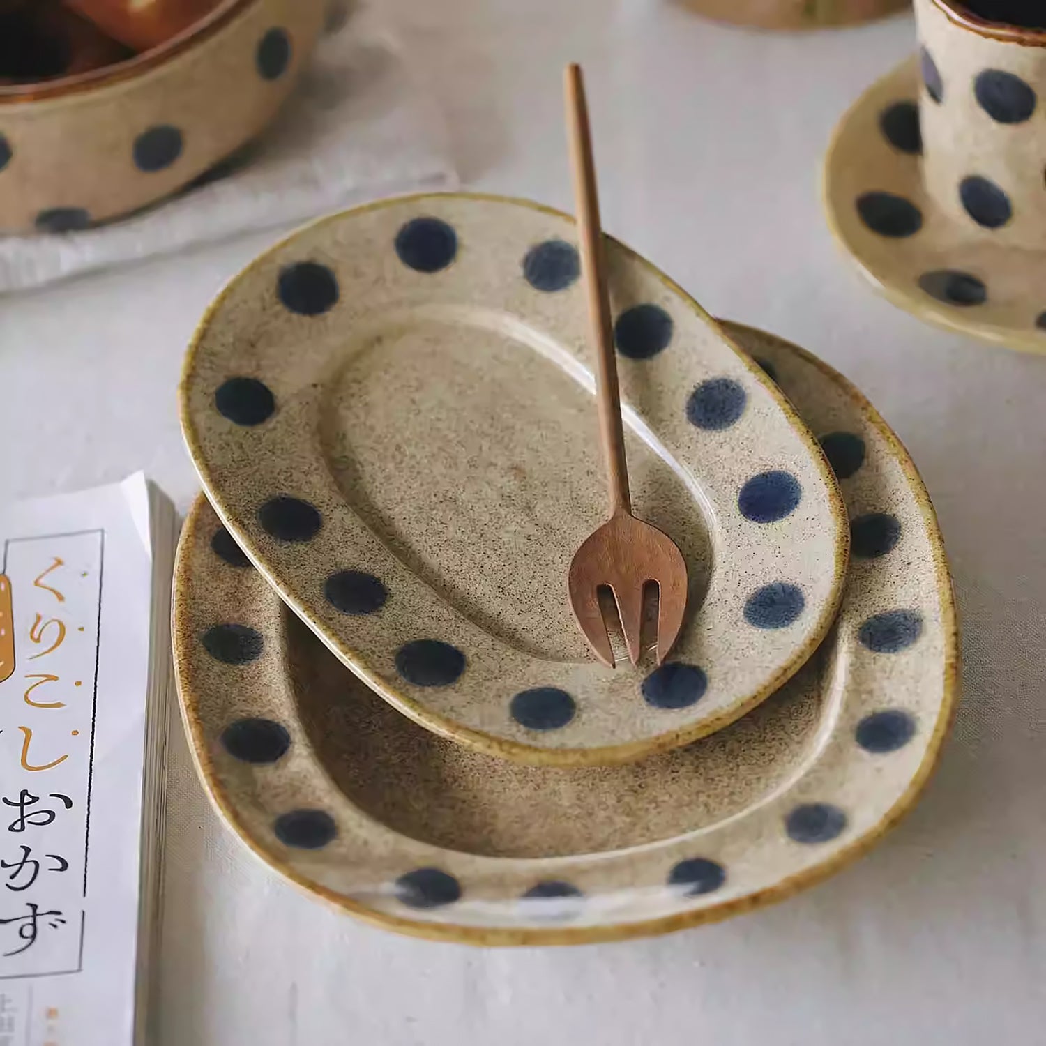 Assiette en céramique fait main style vintage à pois