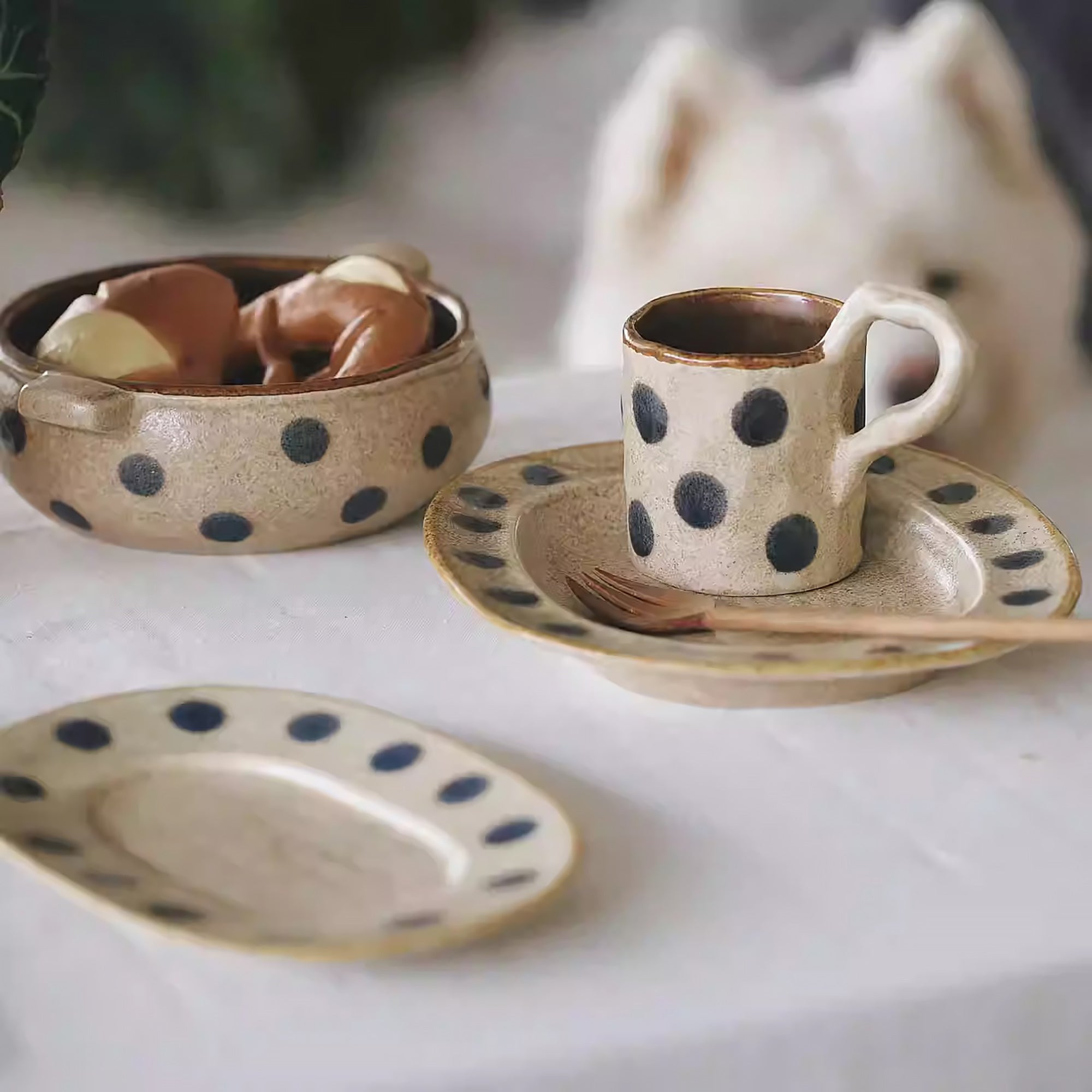 Assiette en céramique fait main style vintage à pois