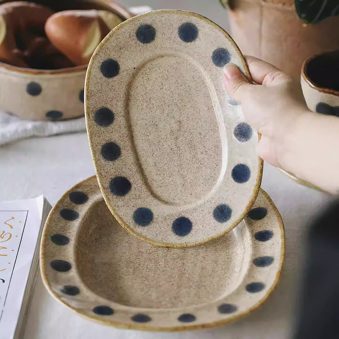 Assiette en céramique fait main style vintage à pois