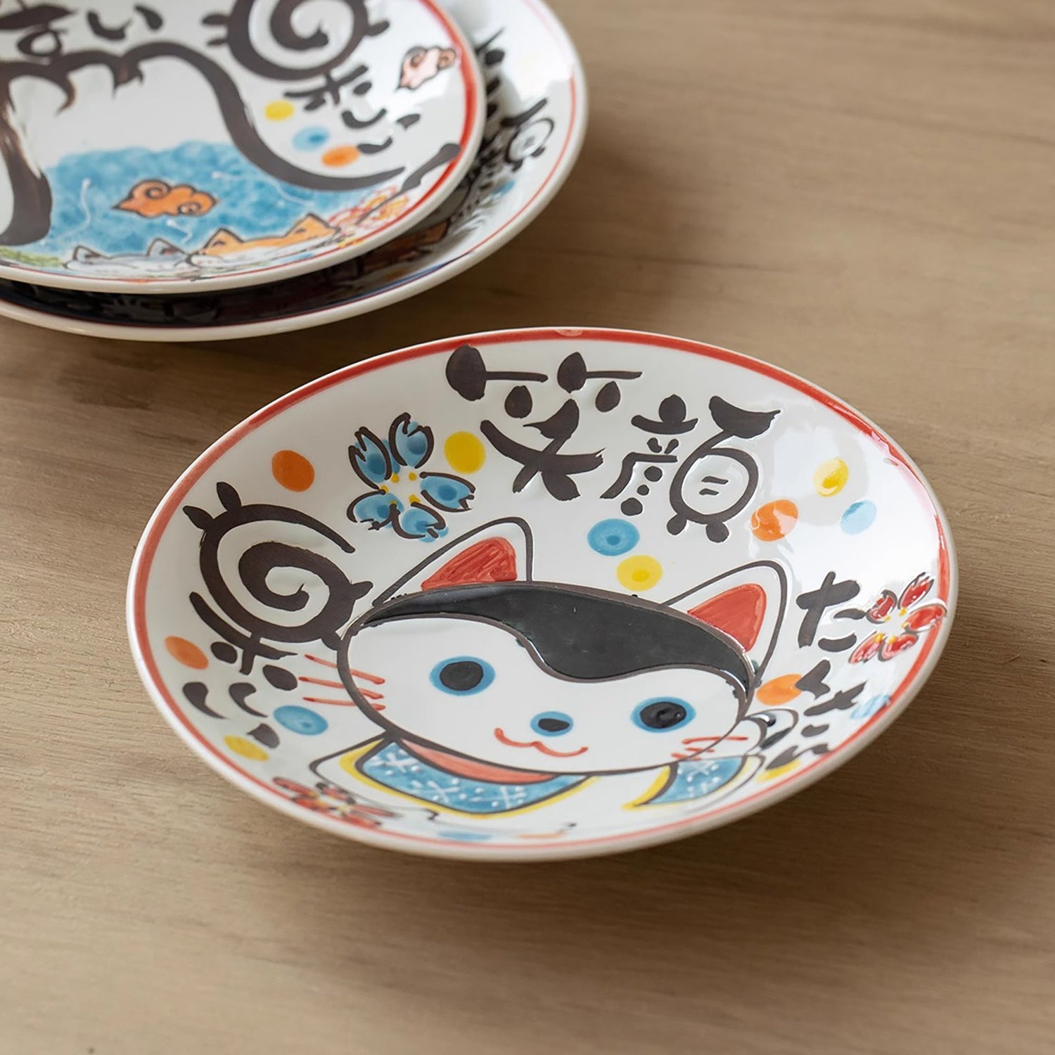 Assiette creuse en porcelaine Arita avec motif Chatons sous les cerisiers