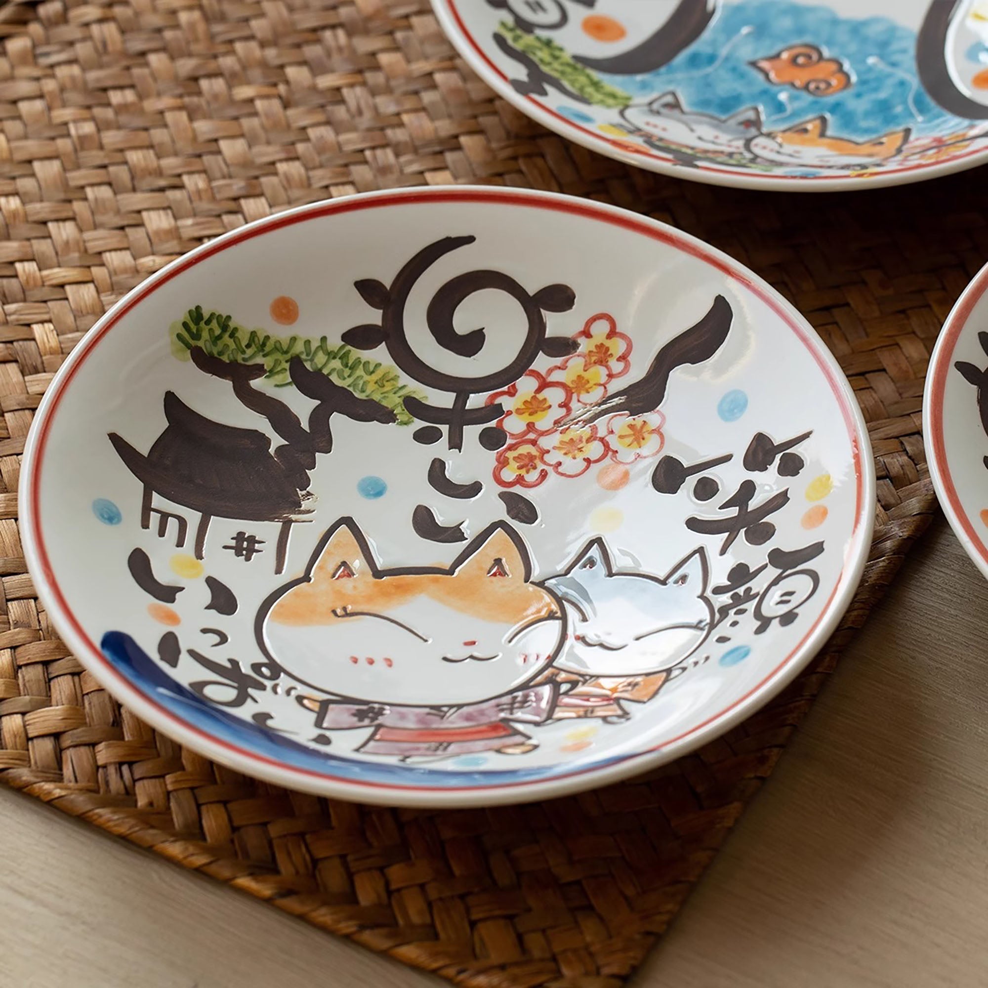 Assiette creuse en porcelaine Arita avec motif Chatons sous les cerisiers