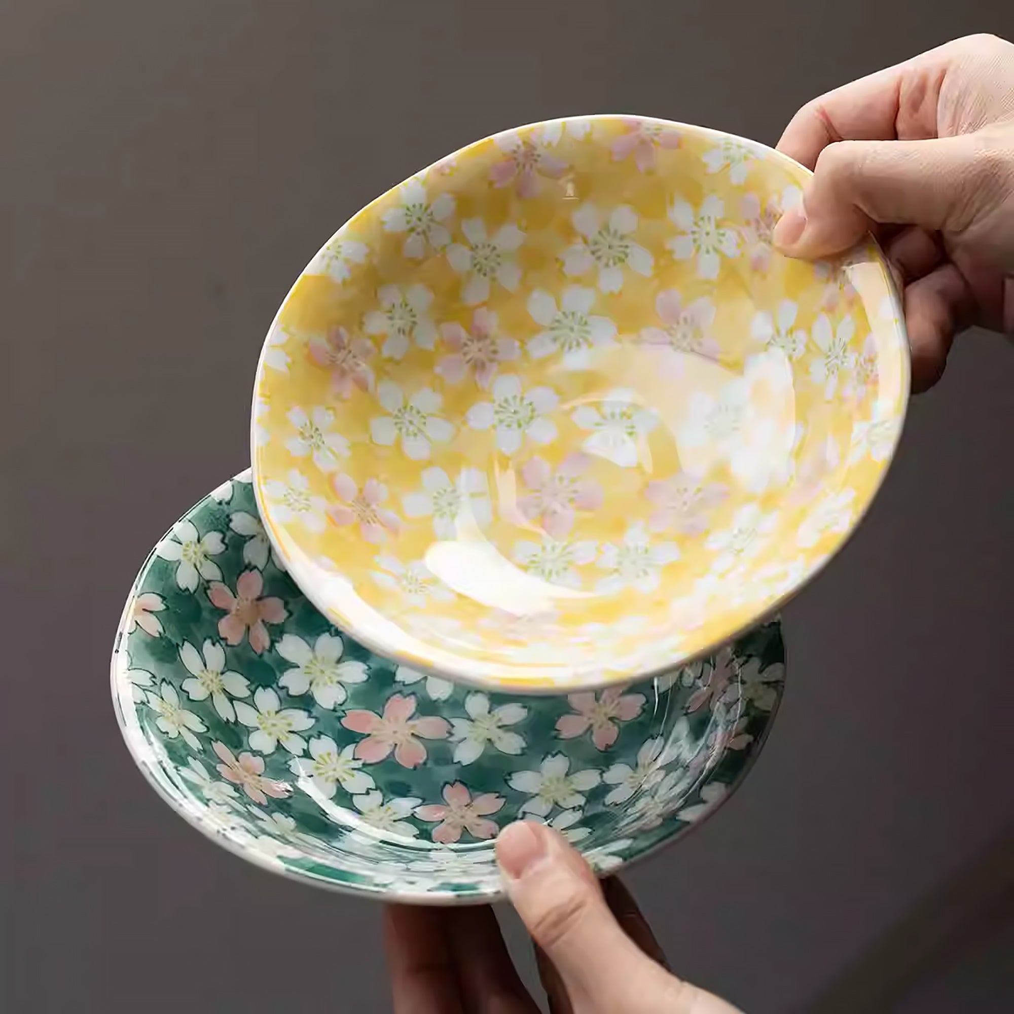 Assiette Minoyaki à motif de fleurs de cerisier